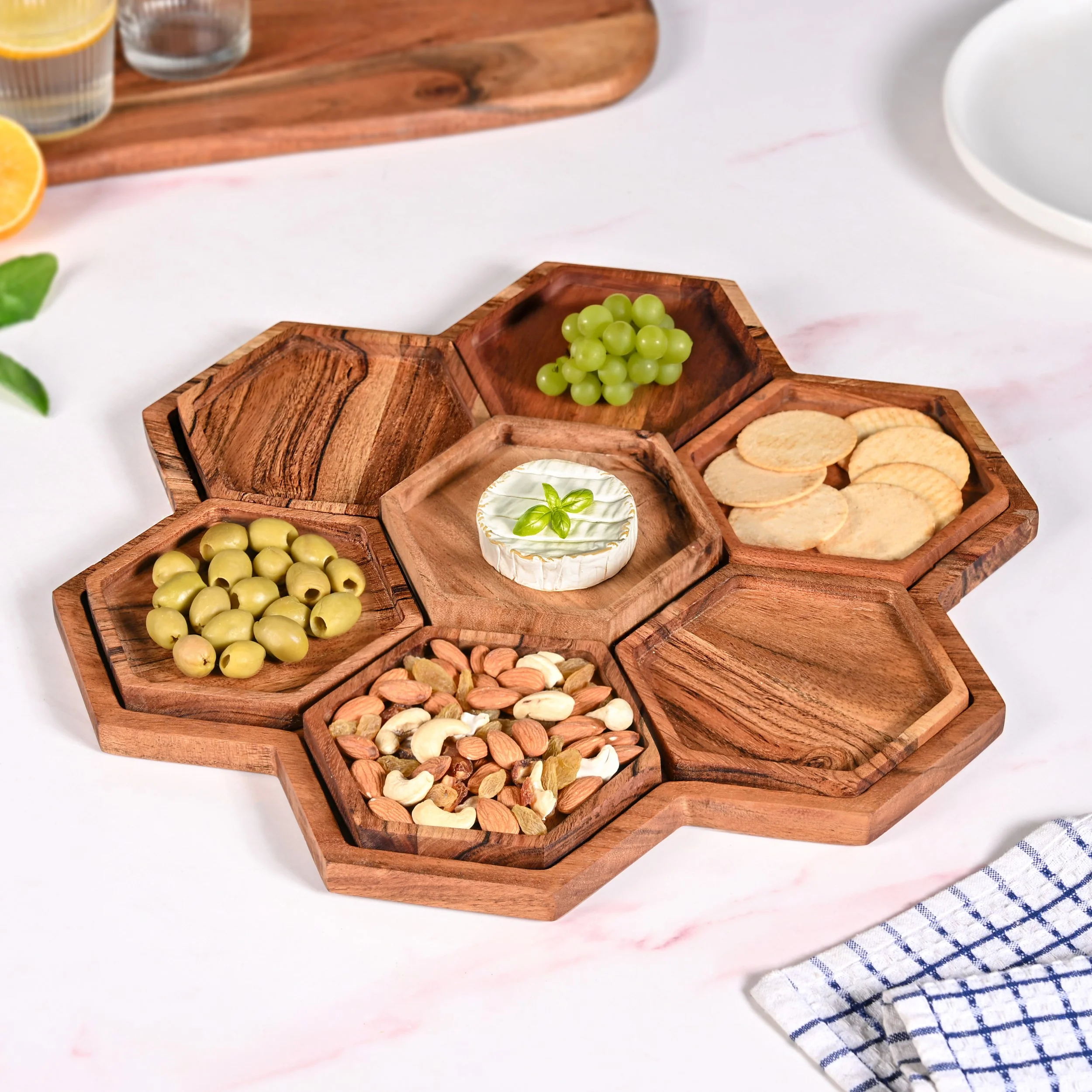 Acacia Honeycomb Wooden Platter Set of 8 For Party 38x38cm - Image 10