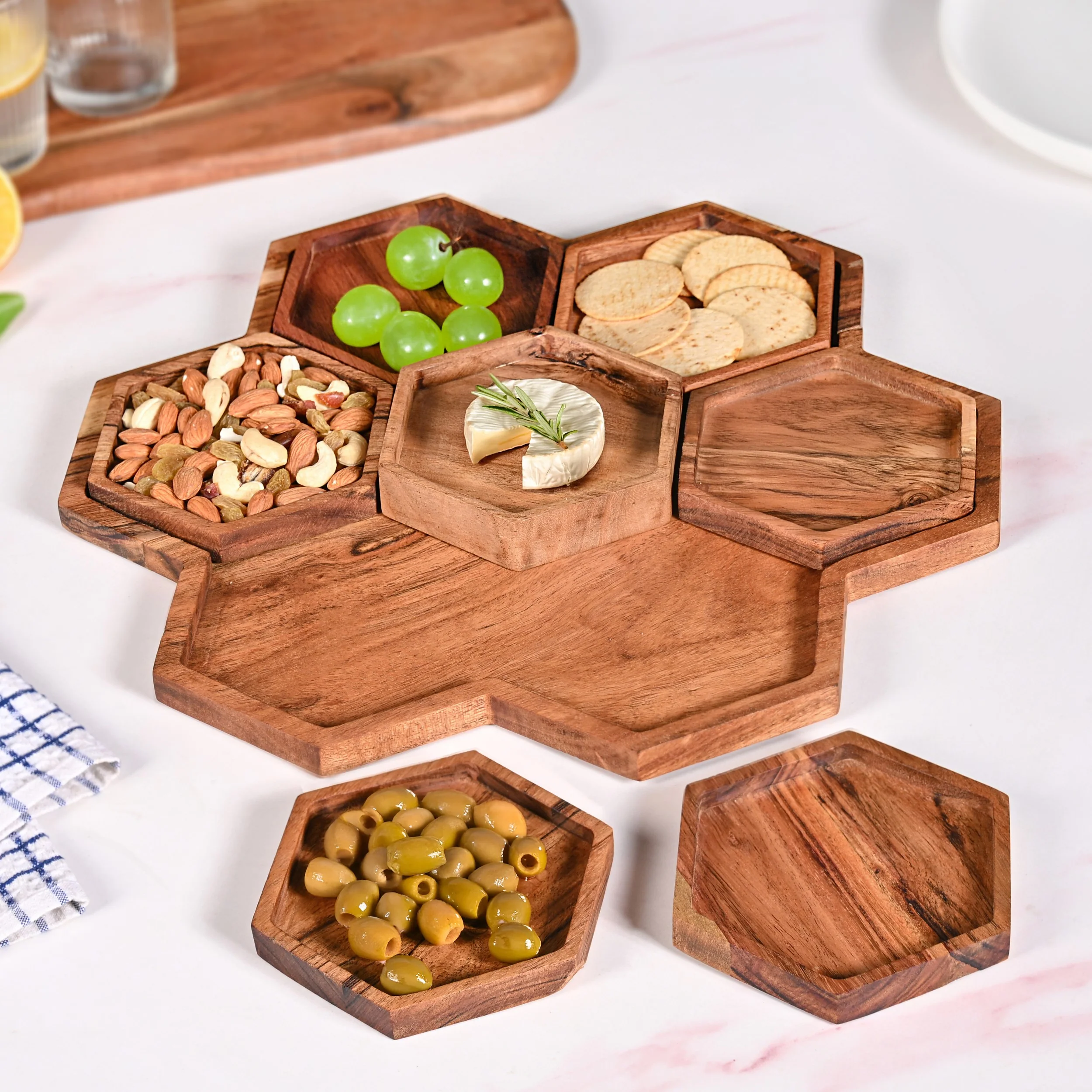 Acacia Honeycomb Wooden Platter Set of 8 For Party 38x38cm - Image 6
