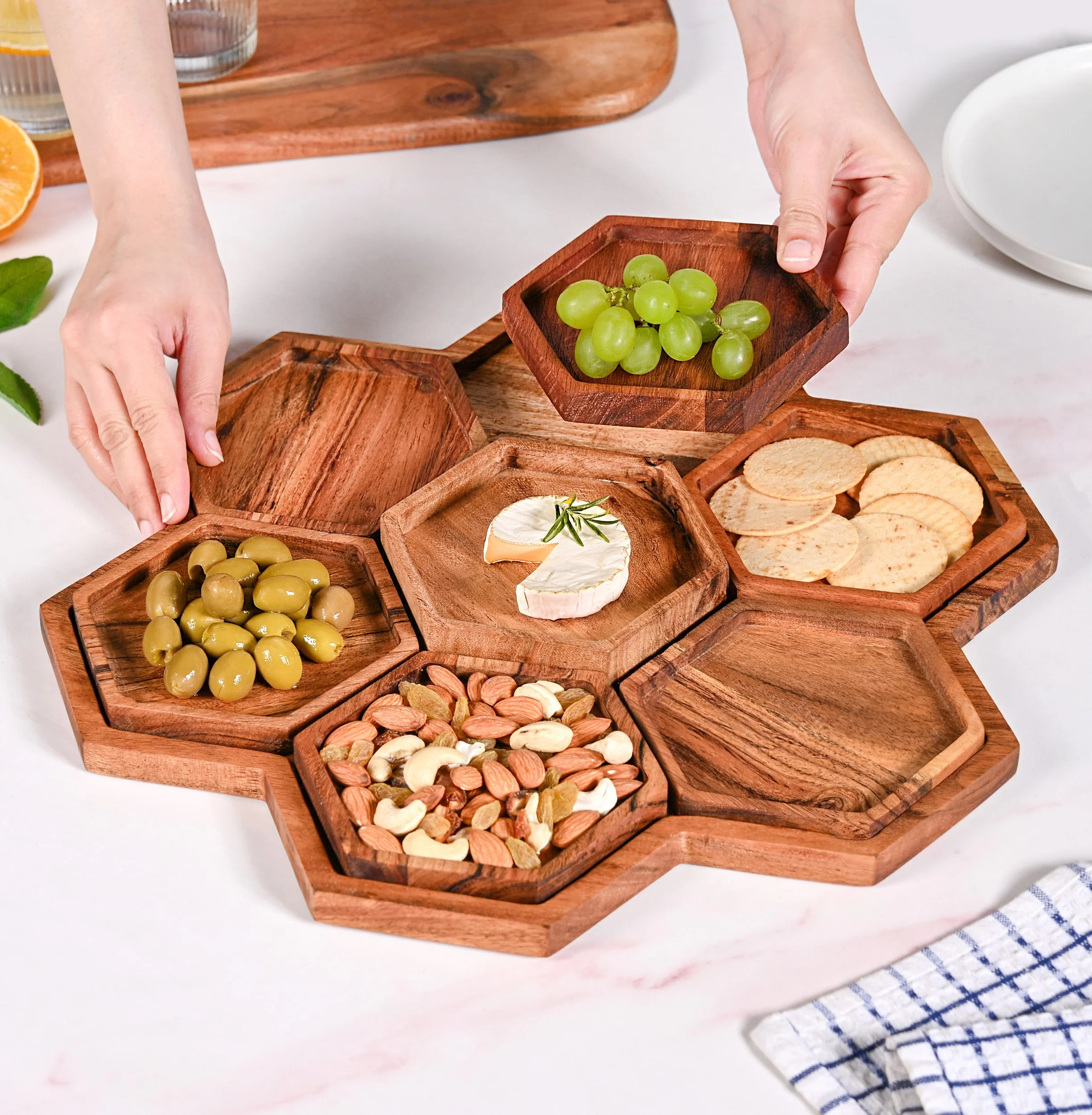 Acacia Honeycomb Wooden Platter Set of 8 For Party 38x38cm - Image 7