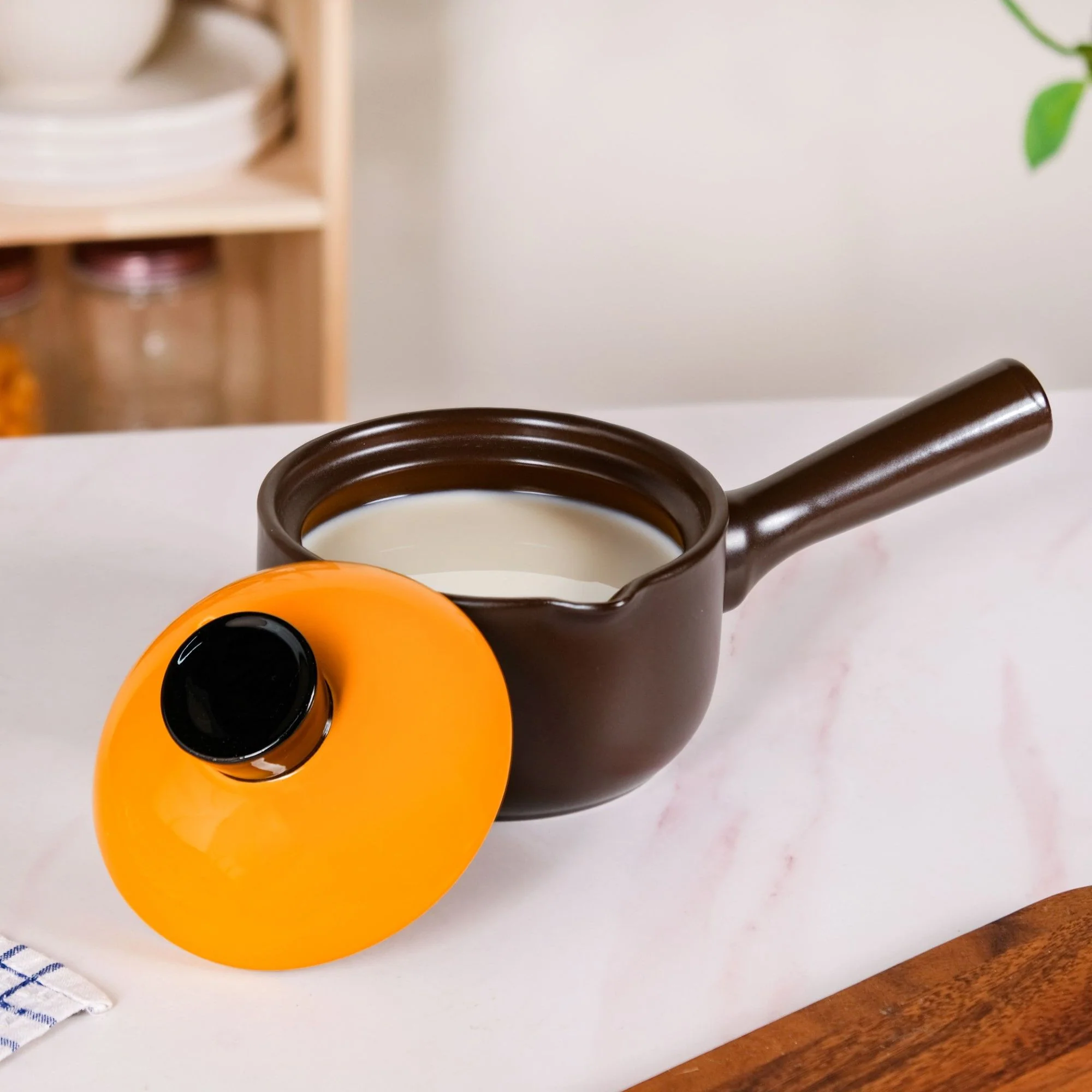 Amber Ceramic Sauce Pan With Handle And Lid 1000ml - Image 9