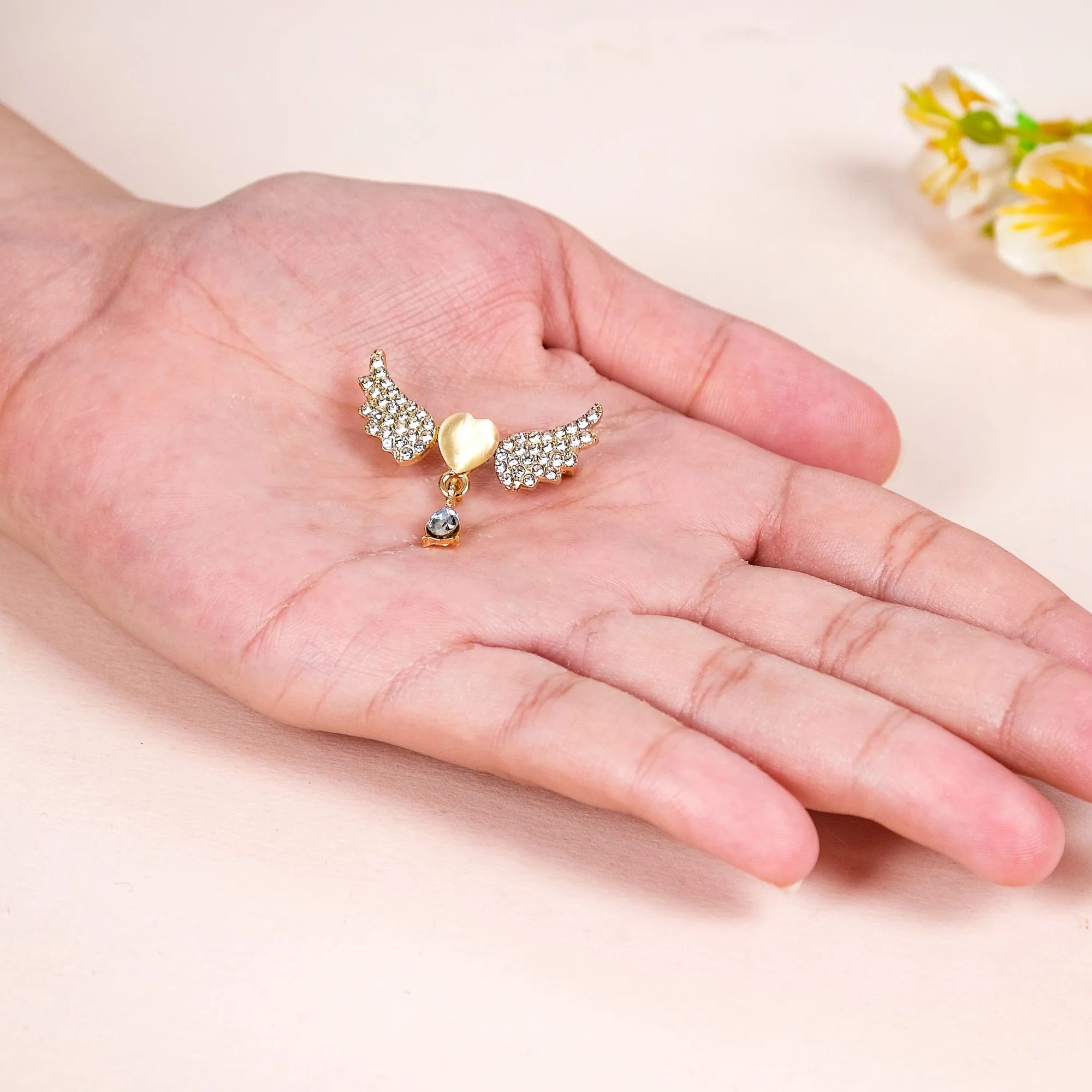 Angel Wing And Heart Brooch Gold - Image 2