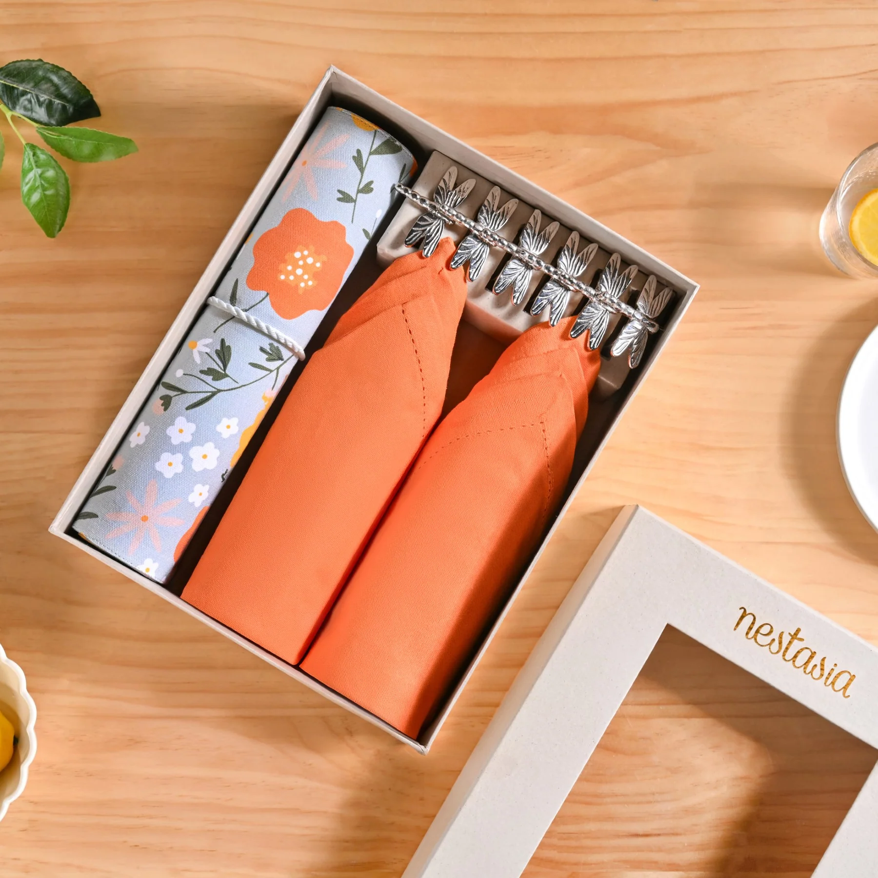 Arancia Table Linen Hamper With Set Of 6 Rings Napkins And Mats