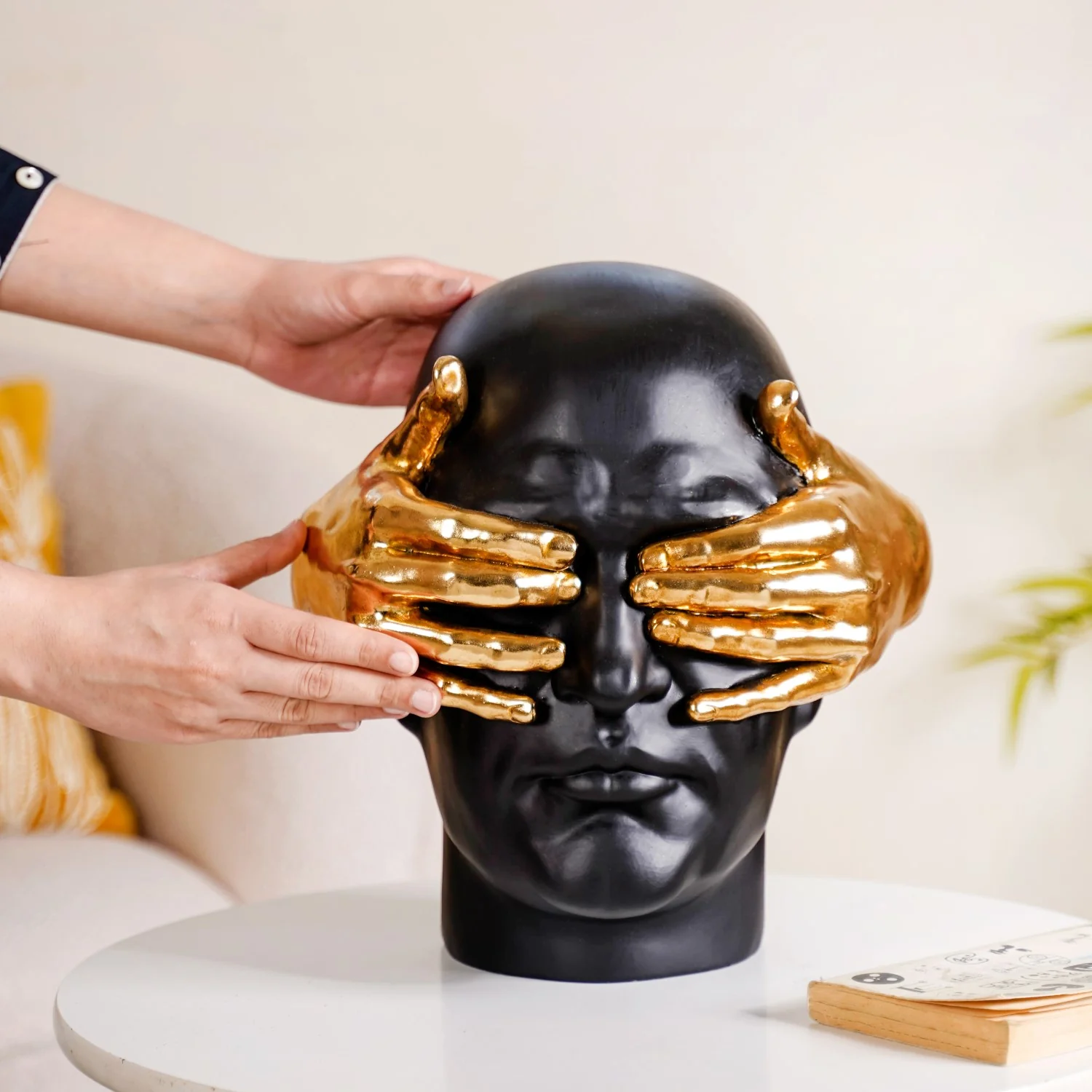 Art Face Showpiece Black And Gold - Image 2