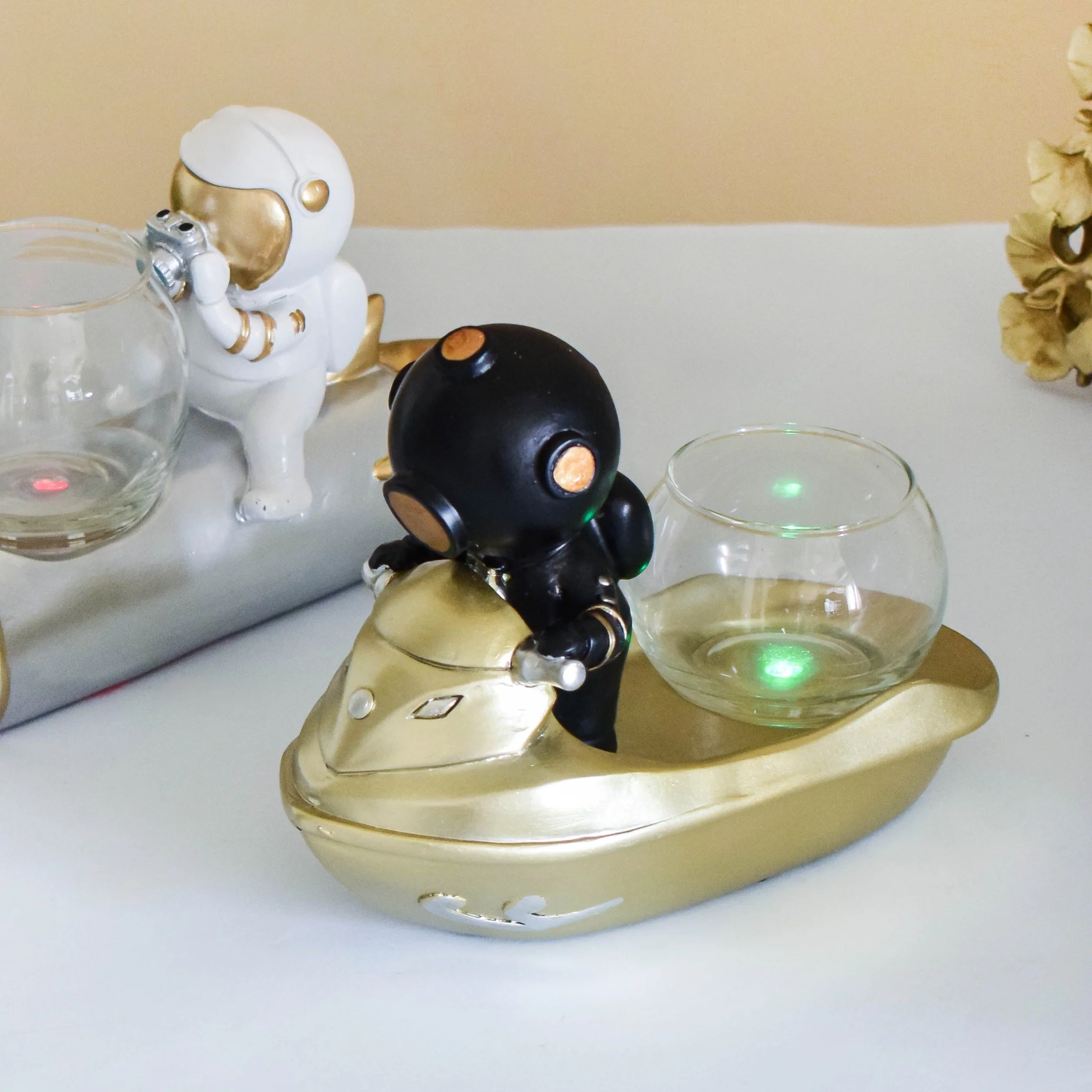 Black Astronaut Diver Glass Vase - Image 3