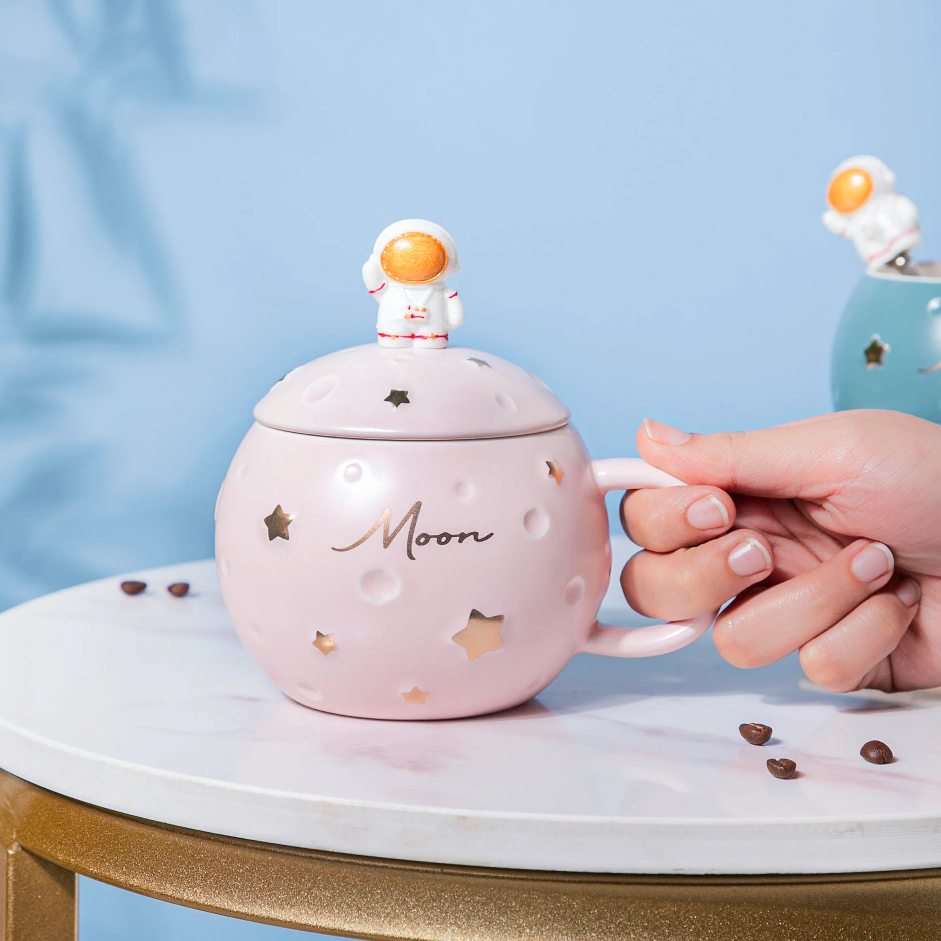 Astronaut Starry Mug With Lid And Spoon Pink 350 ml - Image 2