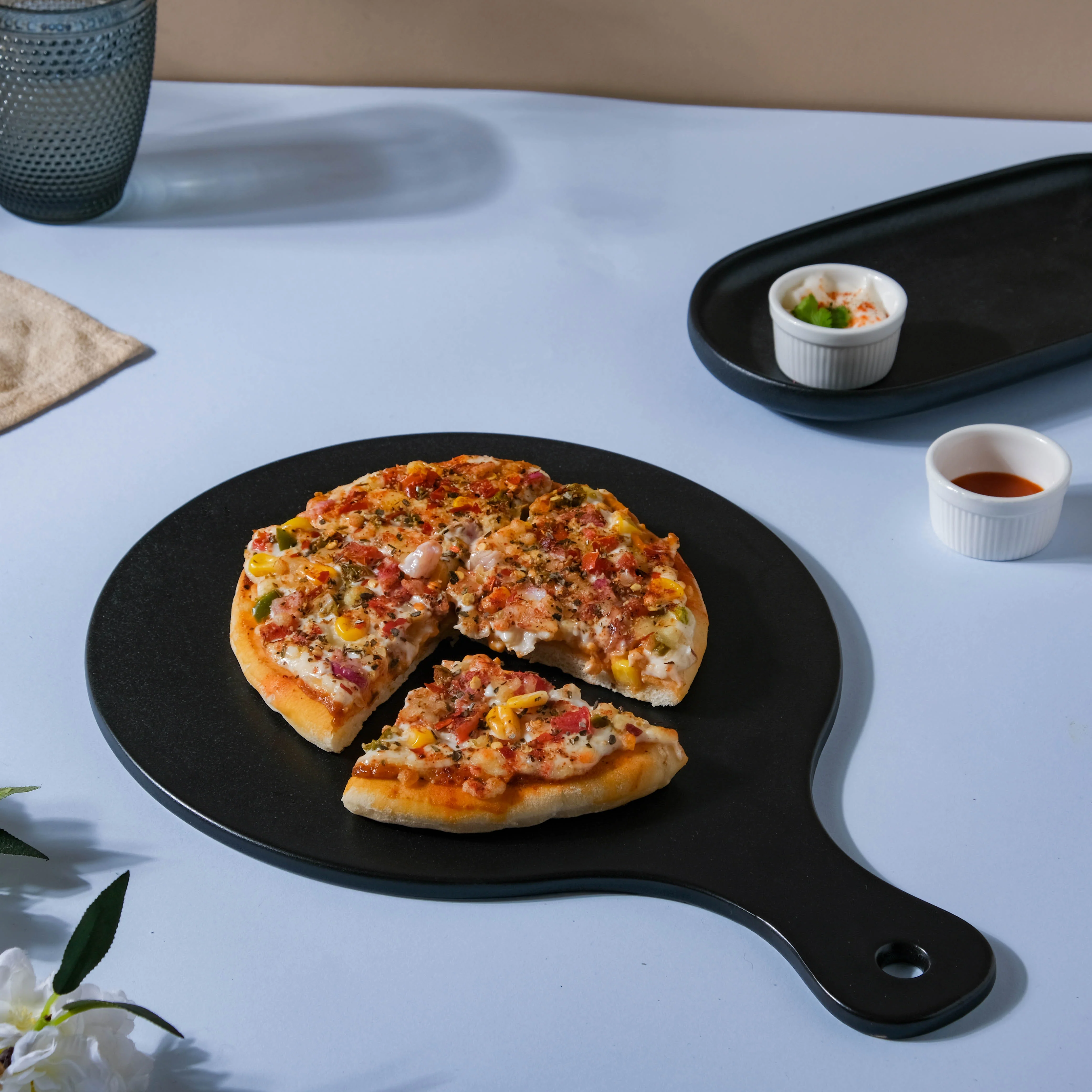 Black Pizza Platter With Handle - Image 5