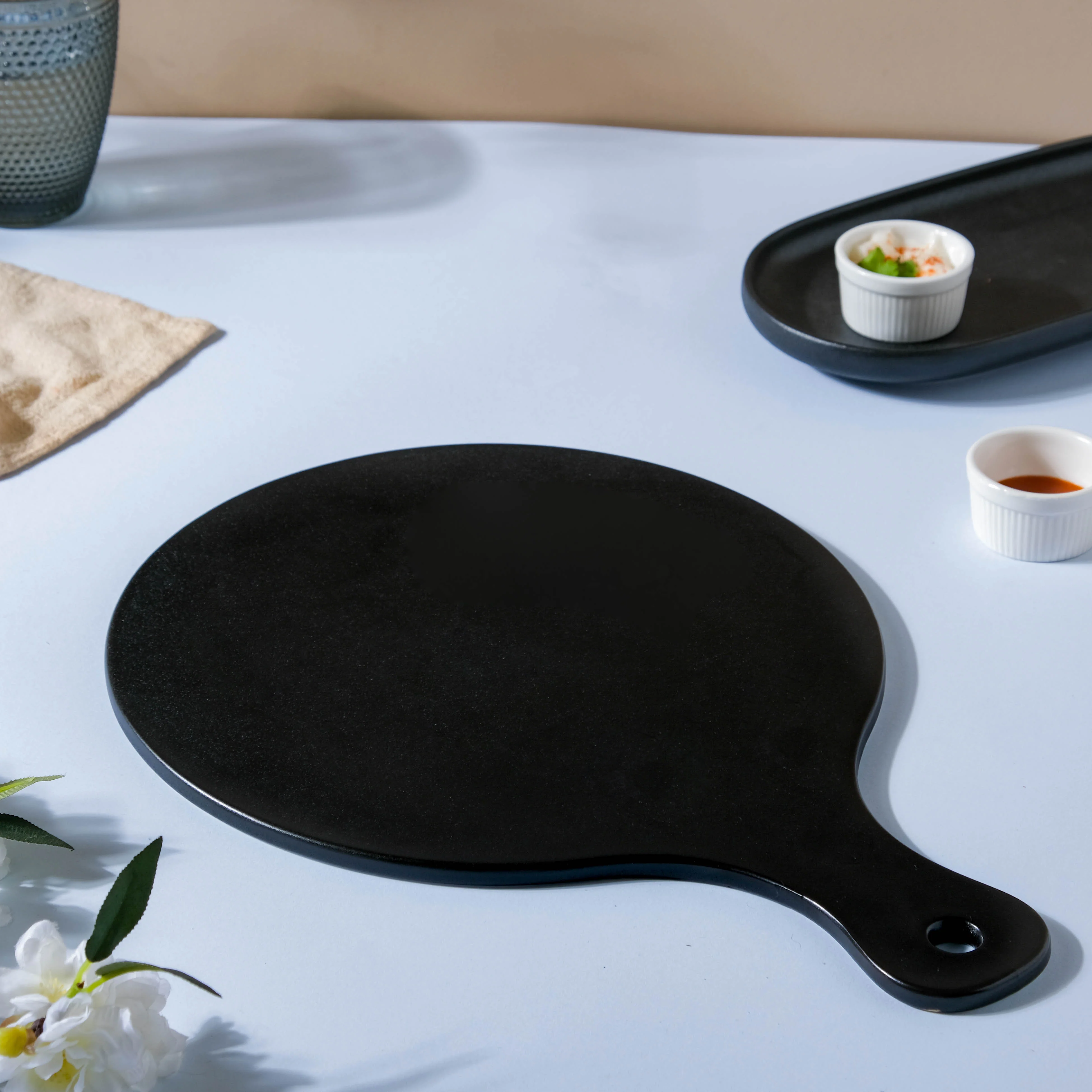 Black Pizza Platter With Handle - Image 7