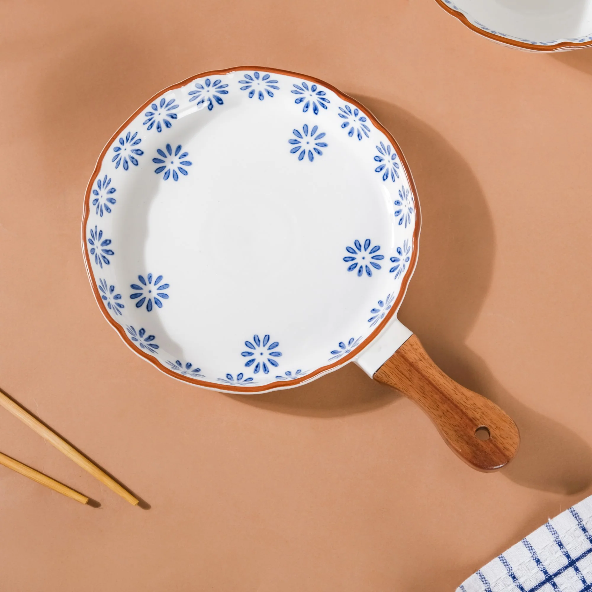 Blue Daisy Baking Plate With Handle 7.5 Inch - Image 4