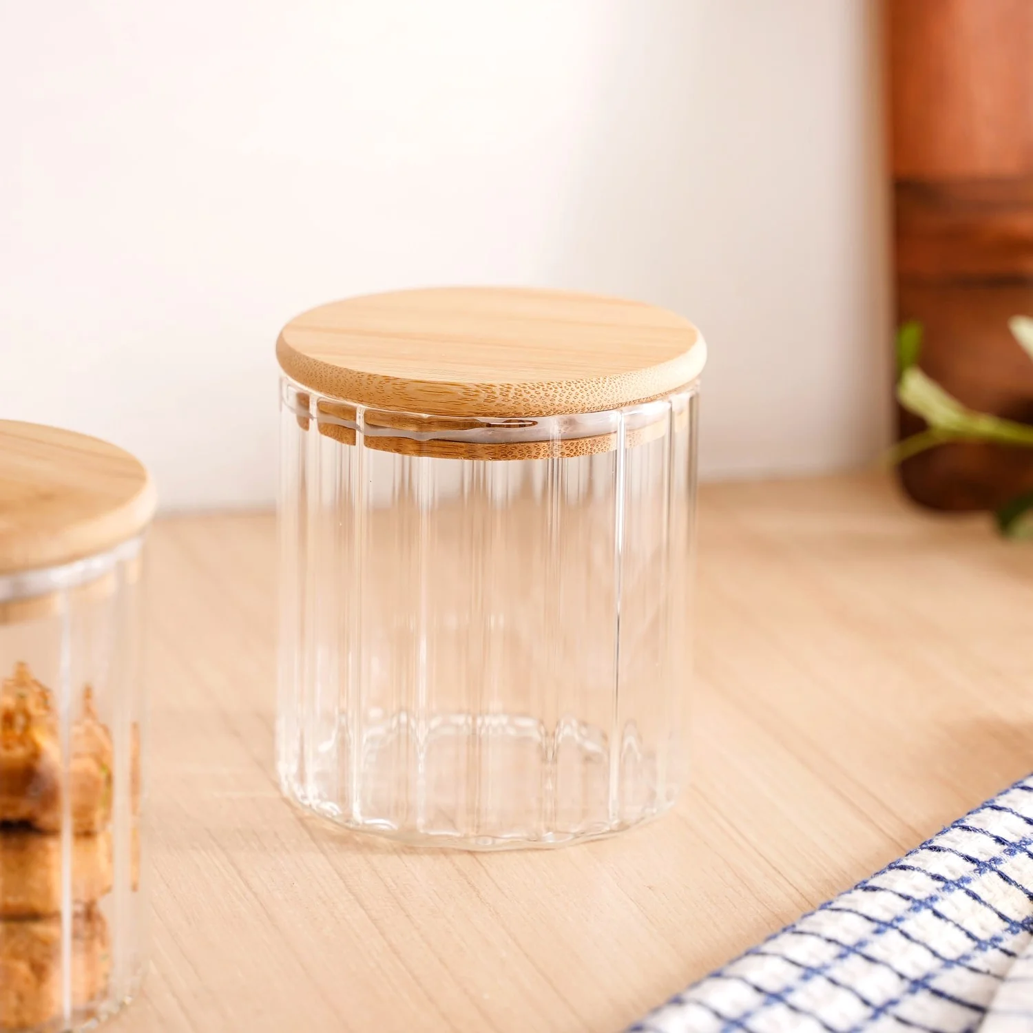 Borosilicate Airtight Glass Jar With Wooden Lid Set Of 4 Ribbed Design 610ml - Image 8