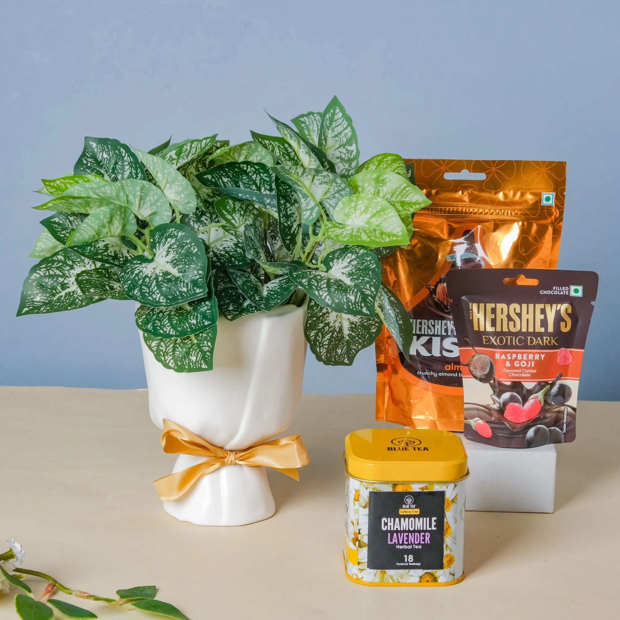 Bouquet Vase And Leaves Gift Hamper Set Of 5 - Image 2