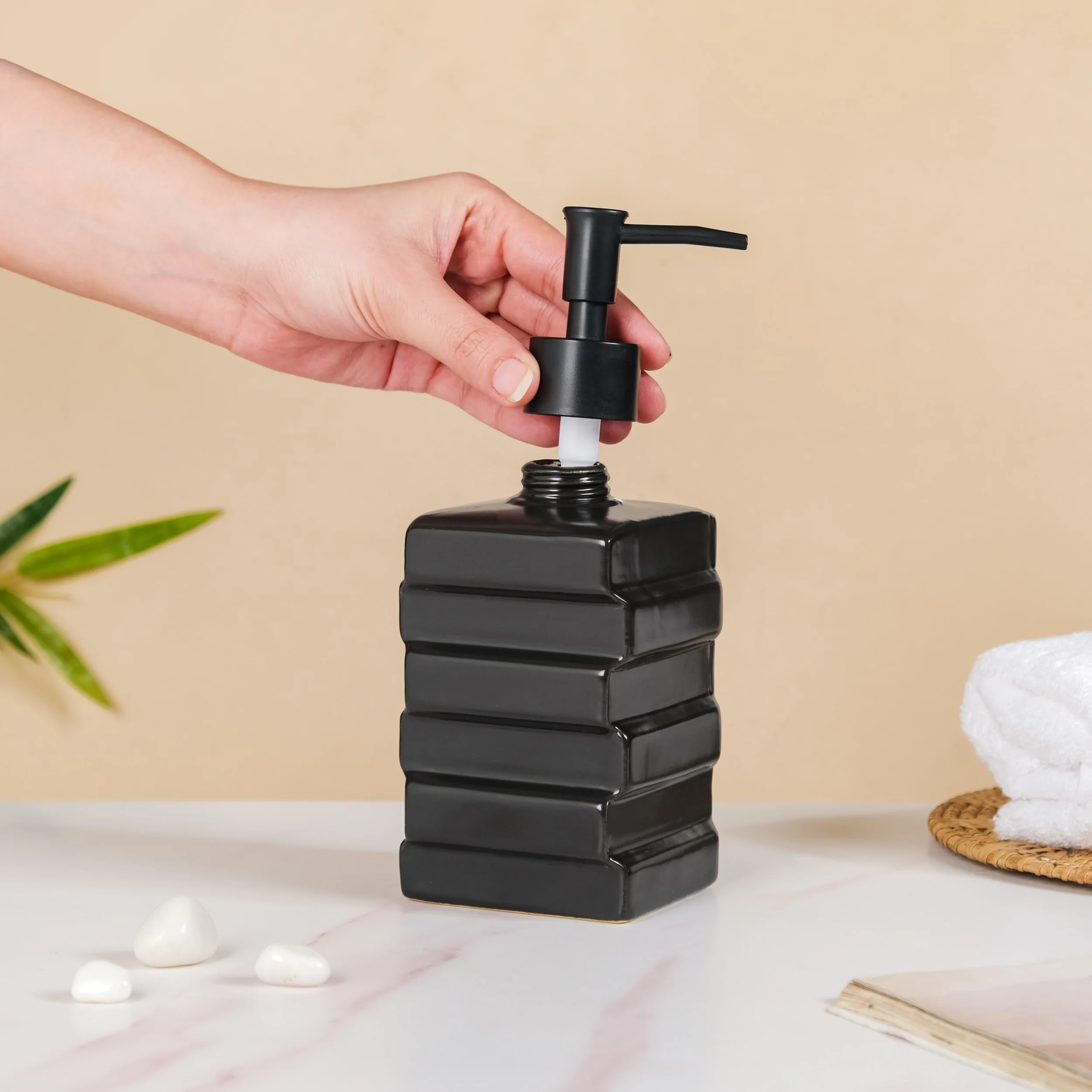Brick Design Soap Dispenser Black 450ml - Image 2