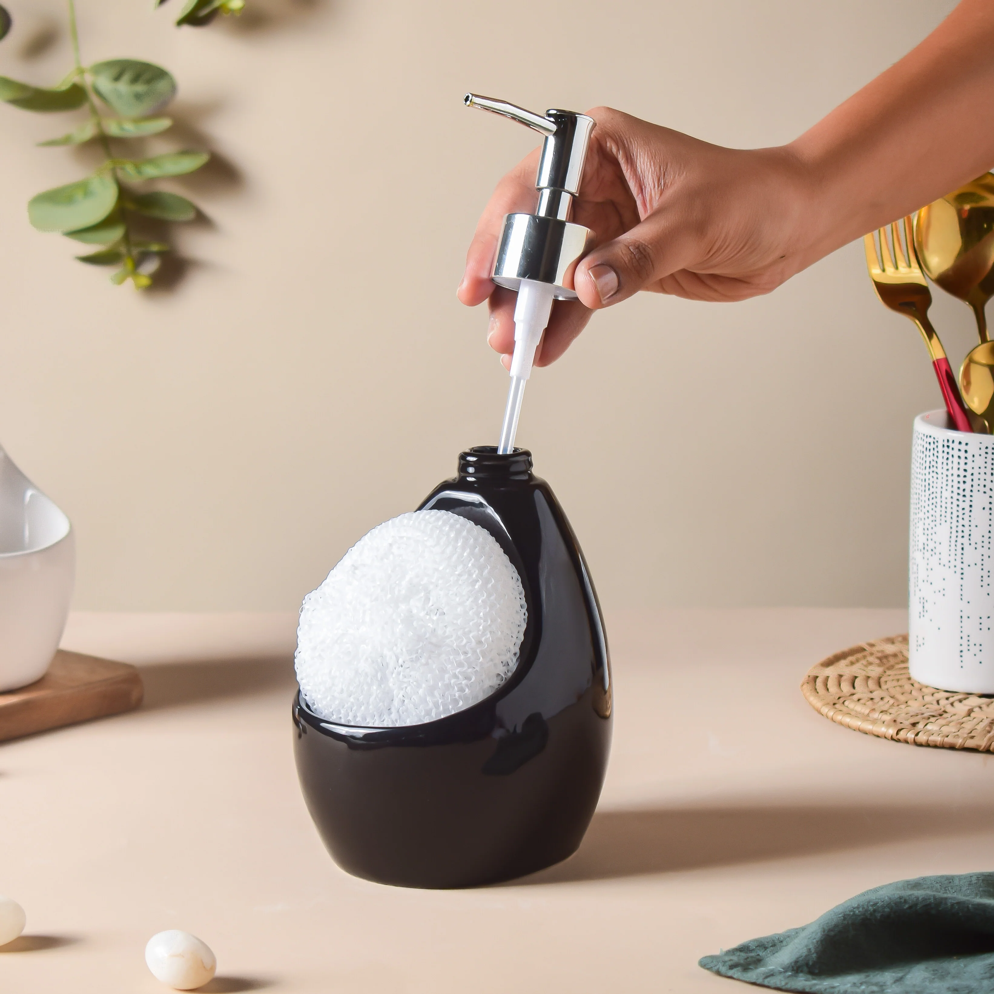 Celestria Black Glossy Dispenser With Scrubber 450ml - Image 2