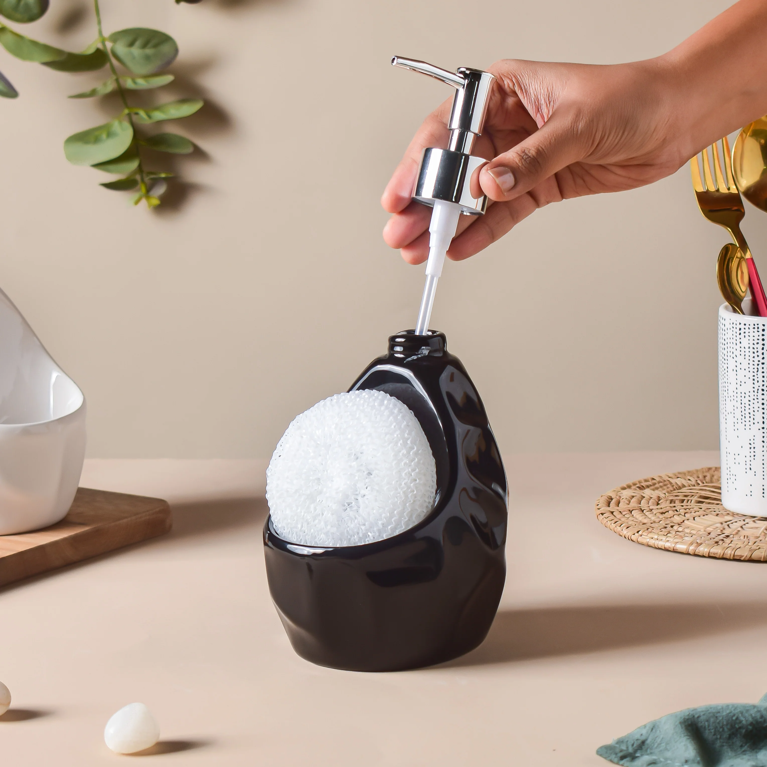 Celestria Black Texture Dispenser With Scrubber 450ml - Image 4