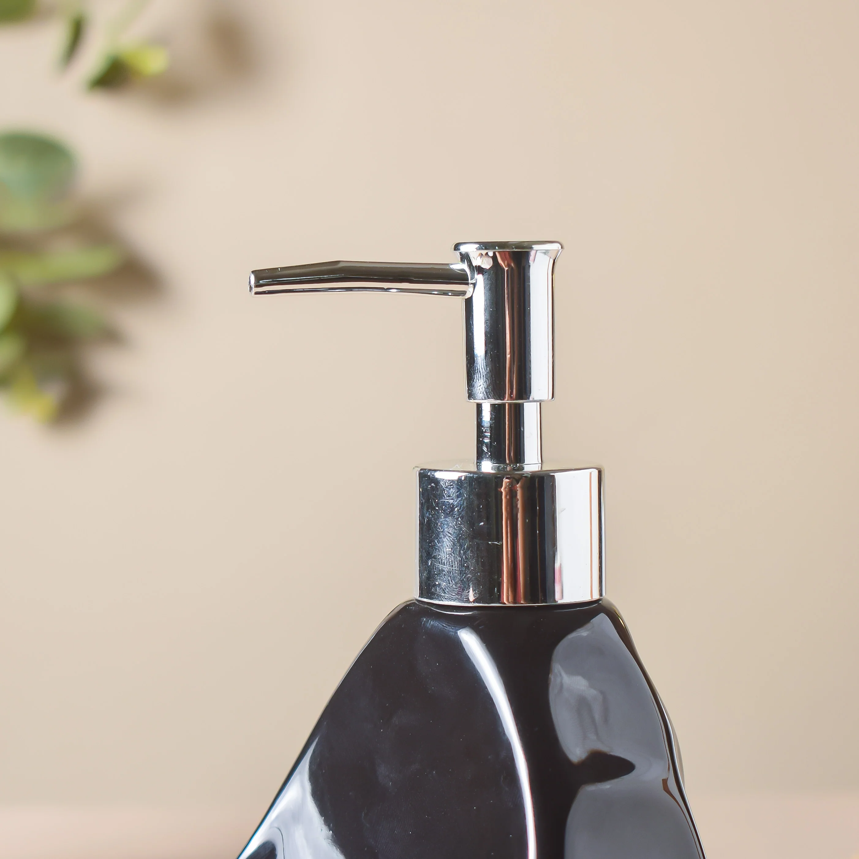 Celestria Black Texture Dispenser With Scrubber 450ml - Image 5