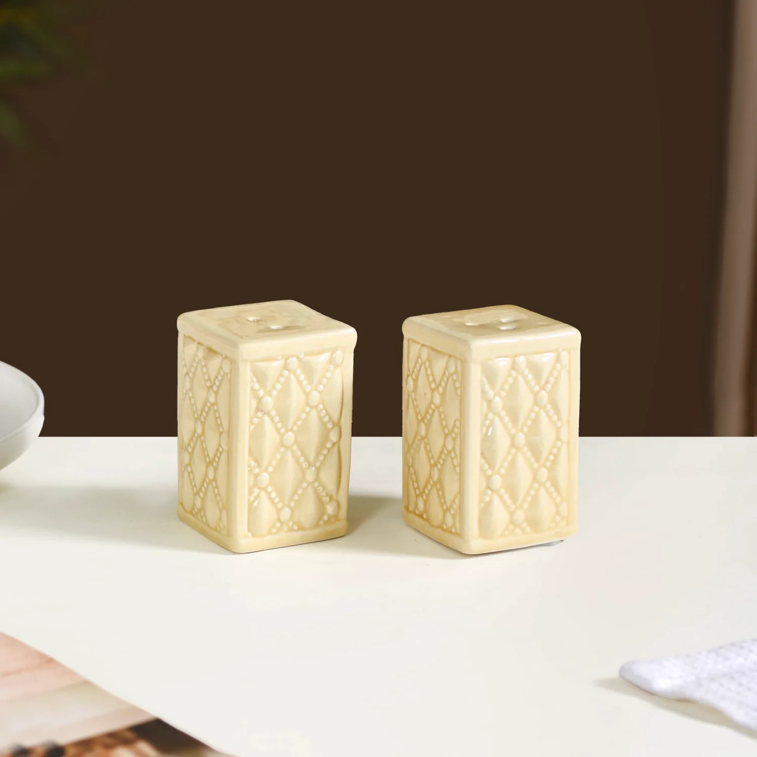 Chic Ceramic Salt And Pepper Shaker Set Yellow