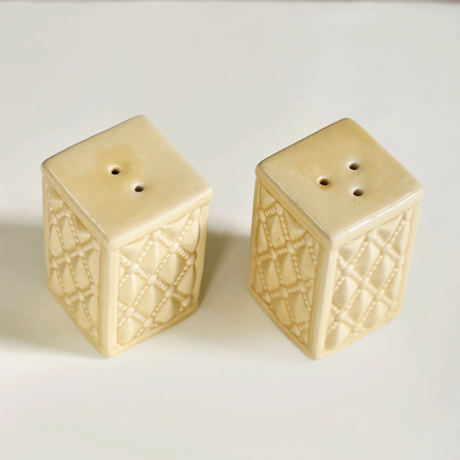 Chic Ceramic Salt And Pepper Shaker Set Yellow - Image 2