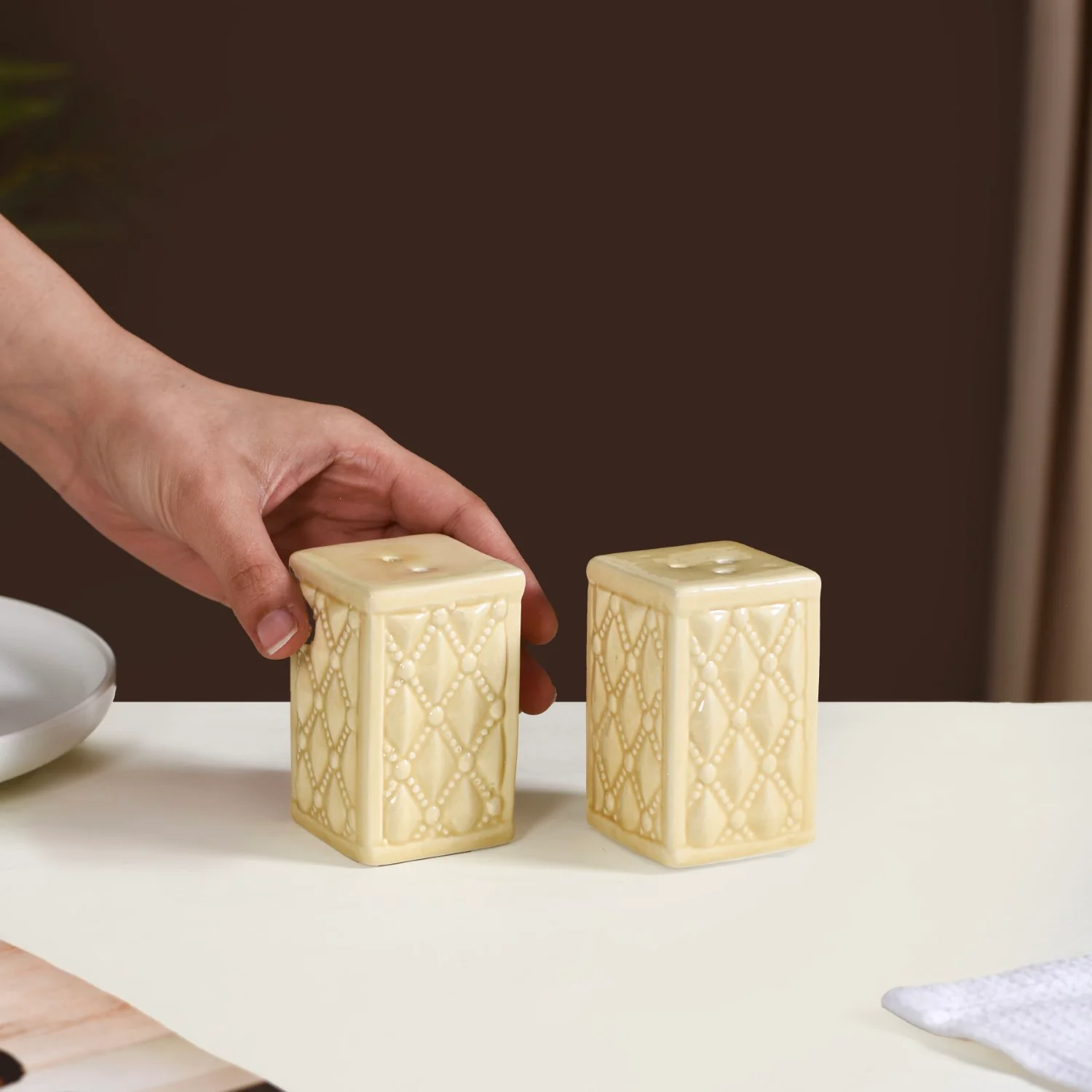 Chic Ceramic Salt And Pepper Shaker Set Yellow - Image 3