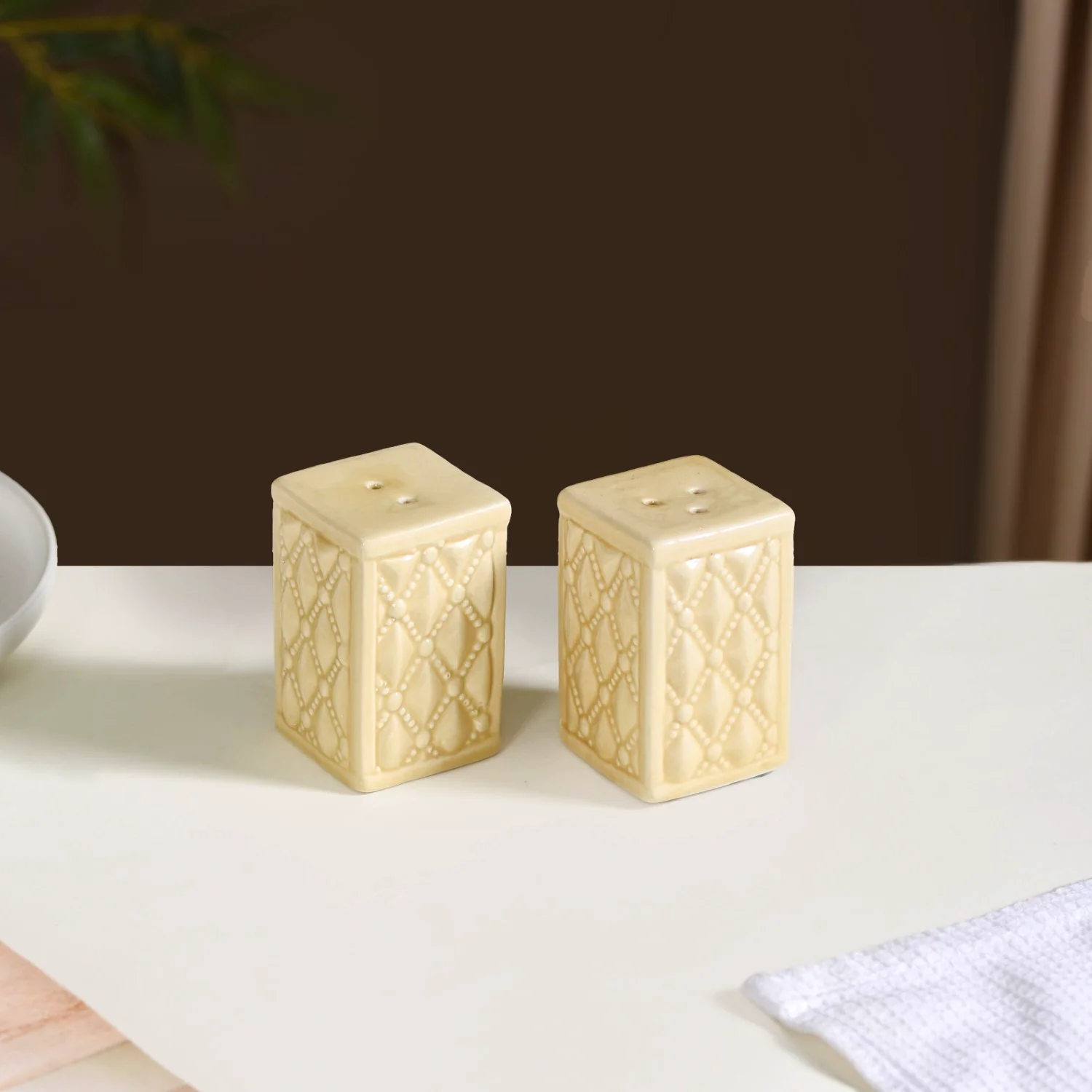 Chic Ceramic Salt And Pepper Shaker Set Yellow - Image 9