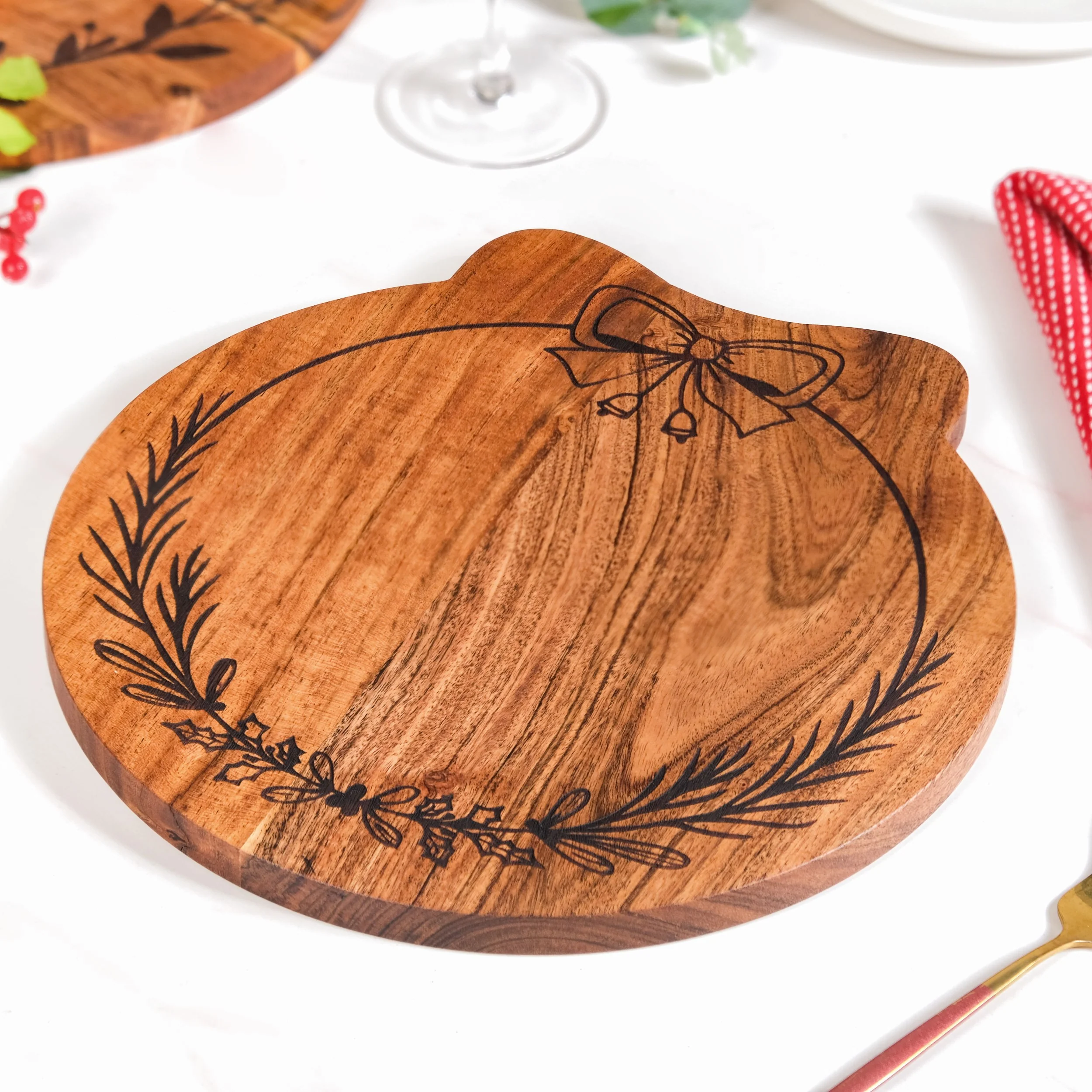 Christmas Wreath Acacia Serving Platter 30x29cm - Image 3