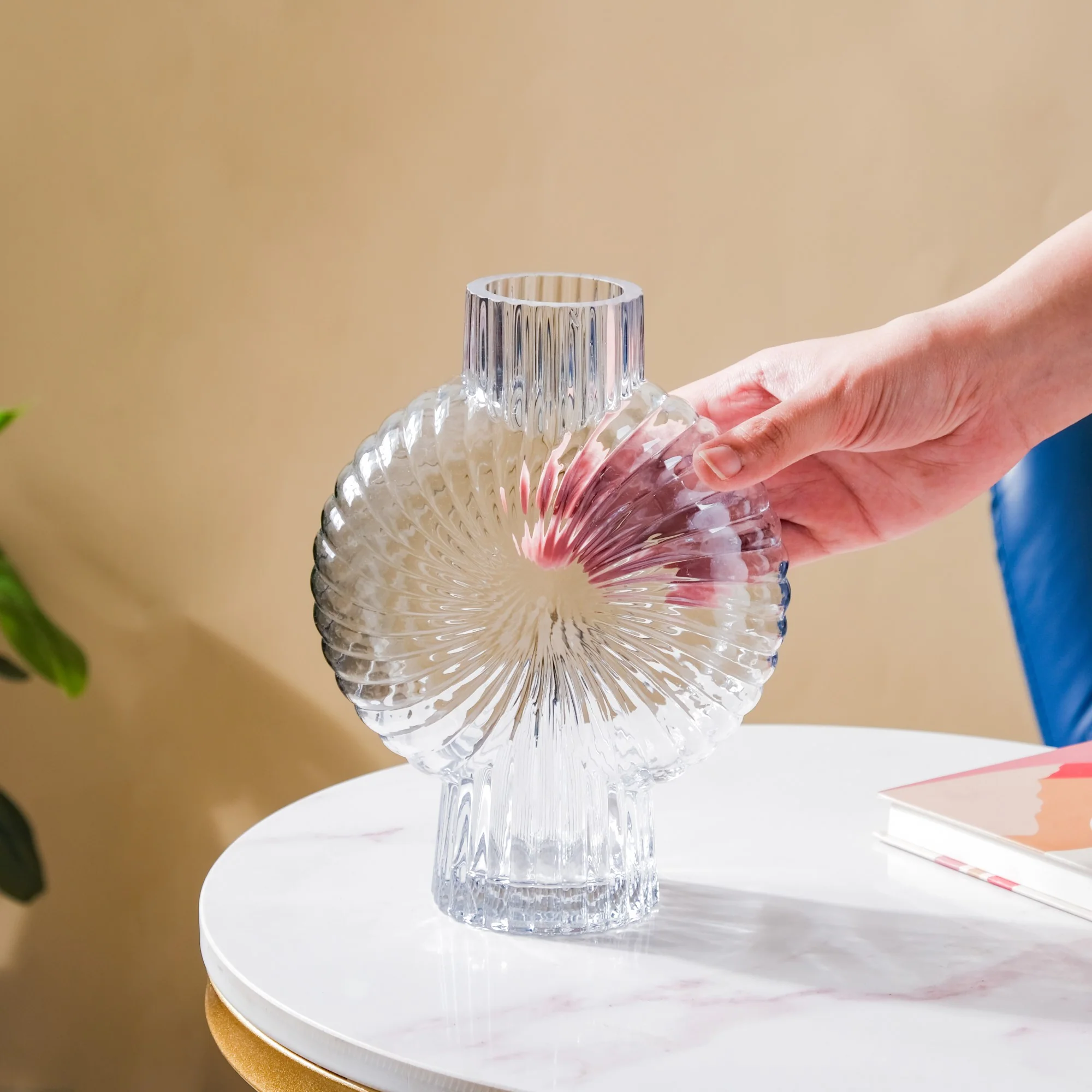 Conch Shell Textured Glass Vase - Image 2