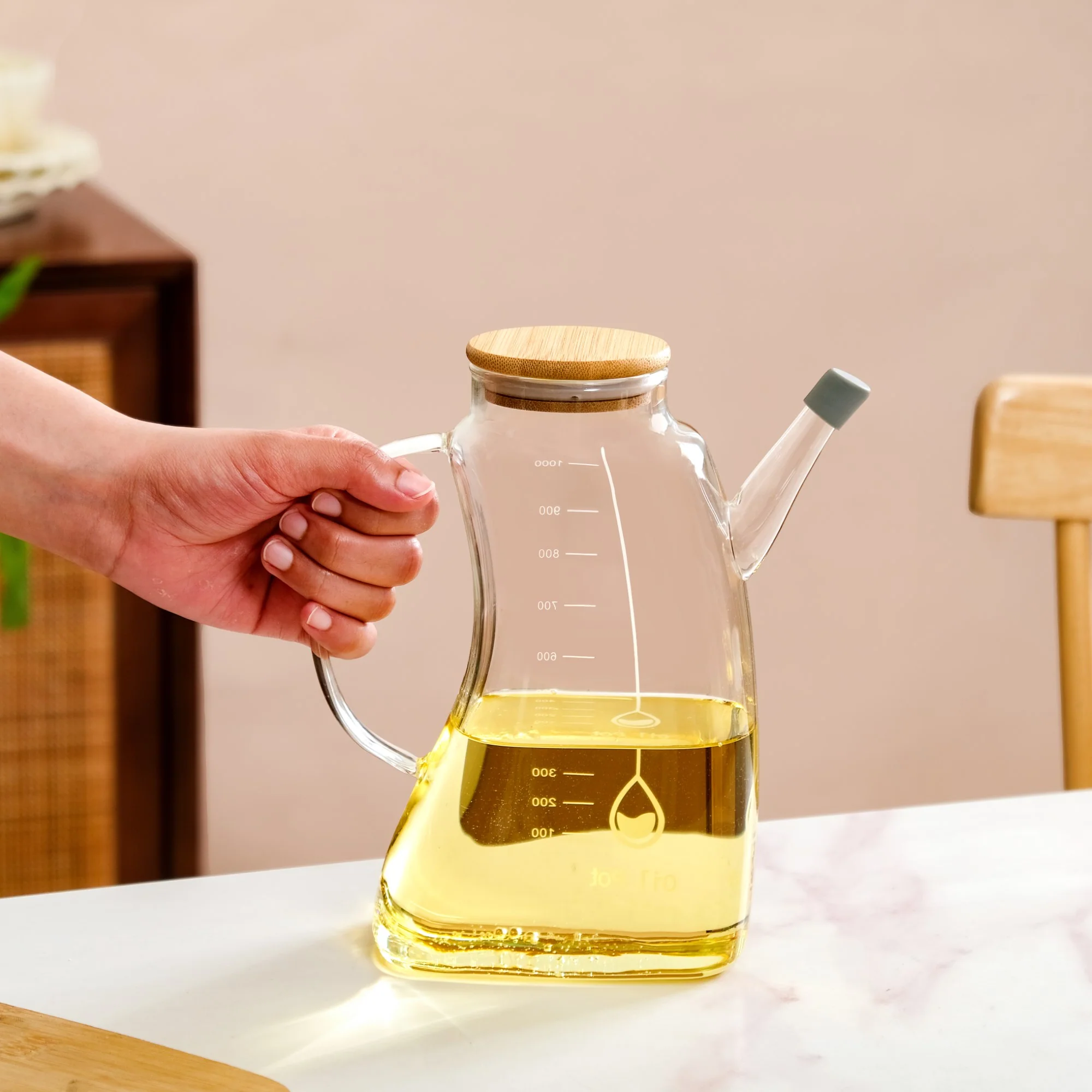 Curved Borosilicate Glass Oil Pot With Measurement Markings 1000ml - Image 2