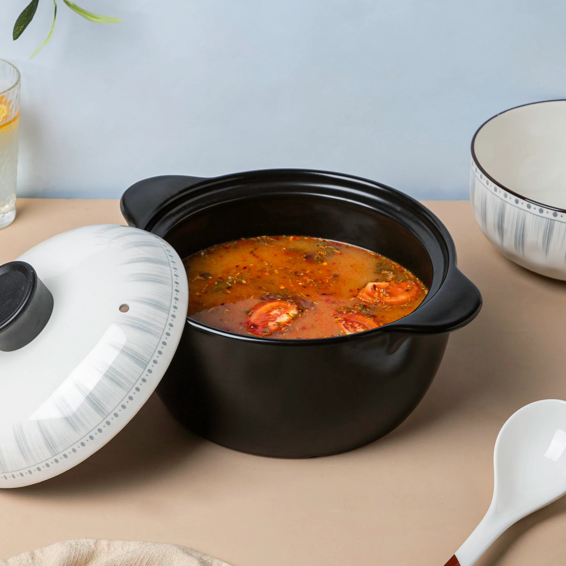 Dainty Patterned Ceramic Cooking Pot With Lid 1800 ml - Image 3