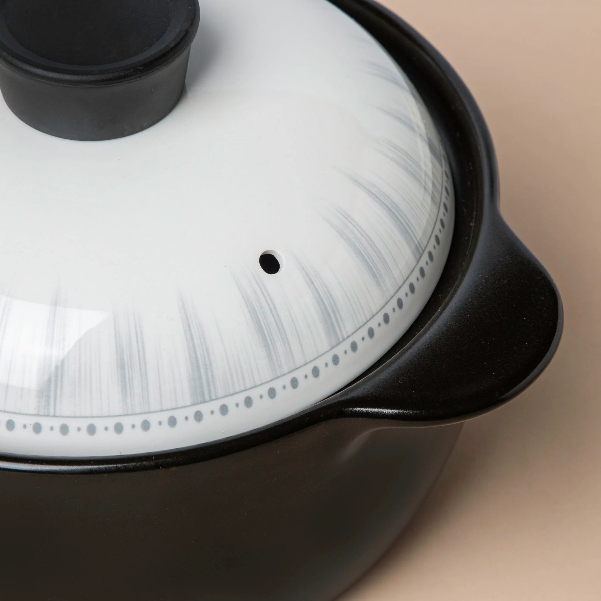 Dainty Patterned Ceramic Cooking Pot With Lid 1800 ml - Image 4