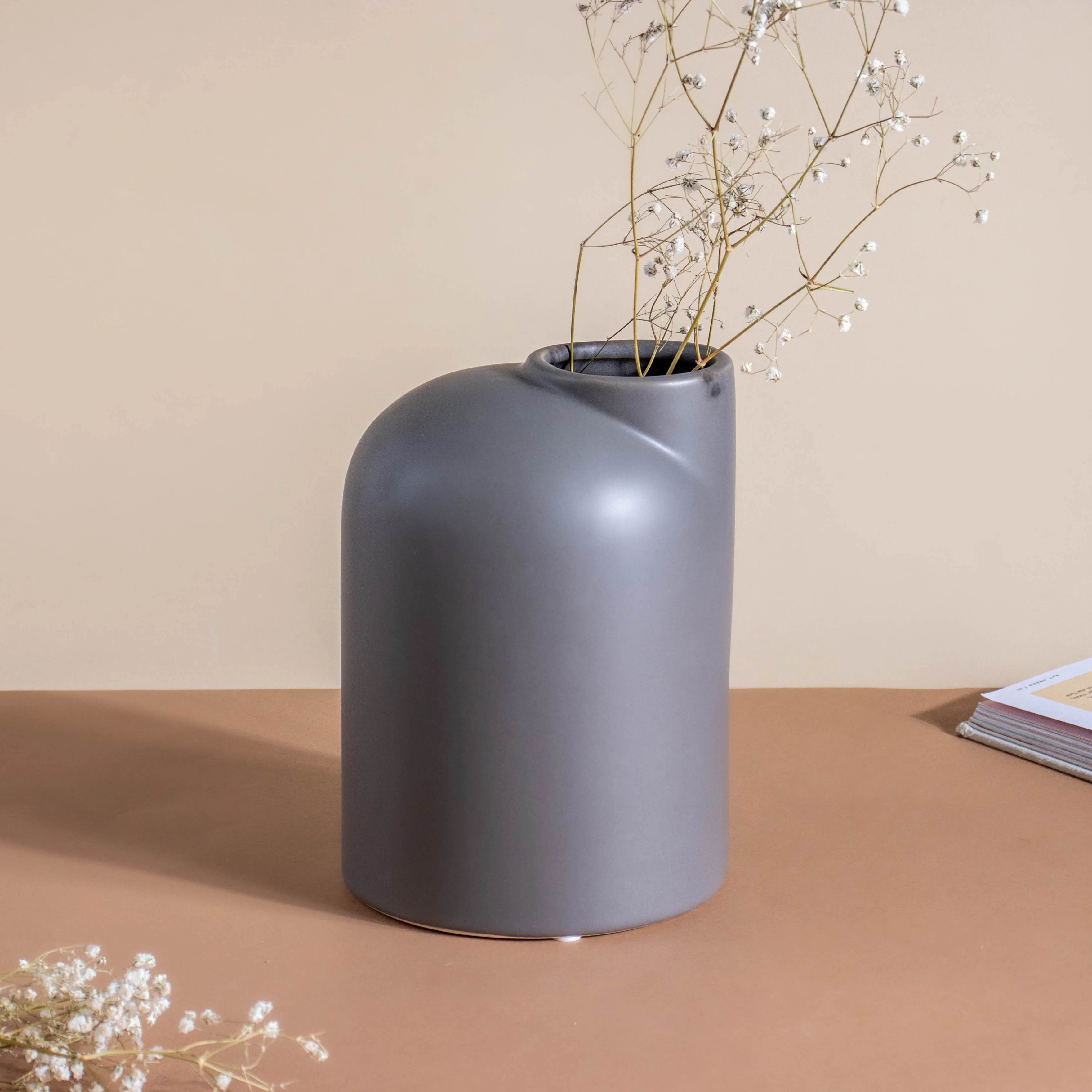 Flugen Grey Ceramic Vase - Image 4