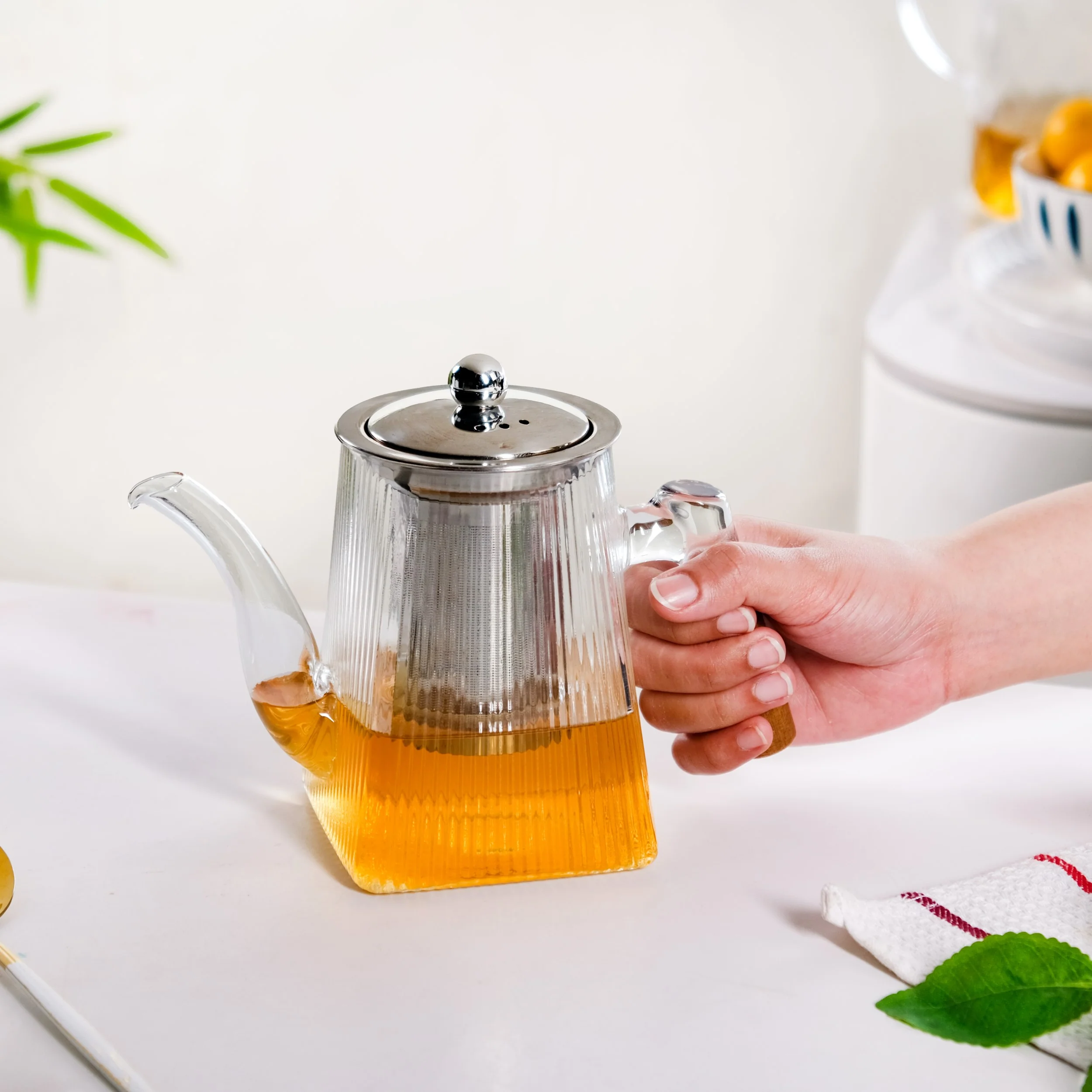 Fluted Glass Kettle With Wooden Handle 700ml - Image 2