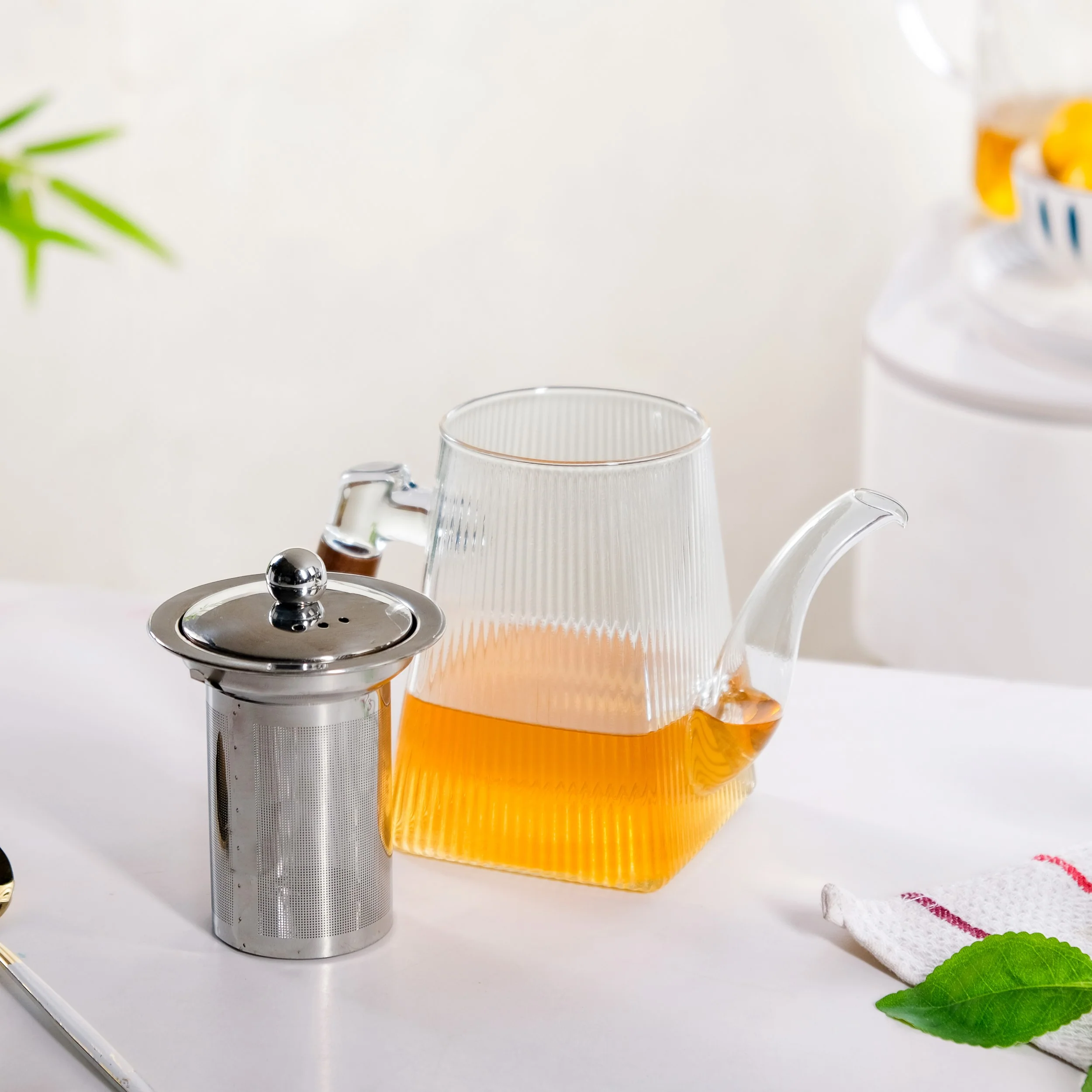 Fluted Glass Kettle With Wooden Handle 700ml - Image 7