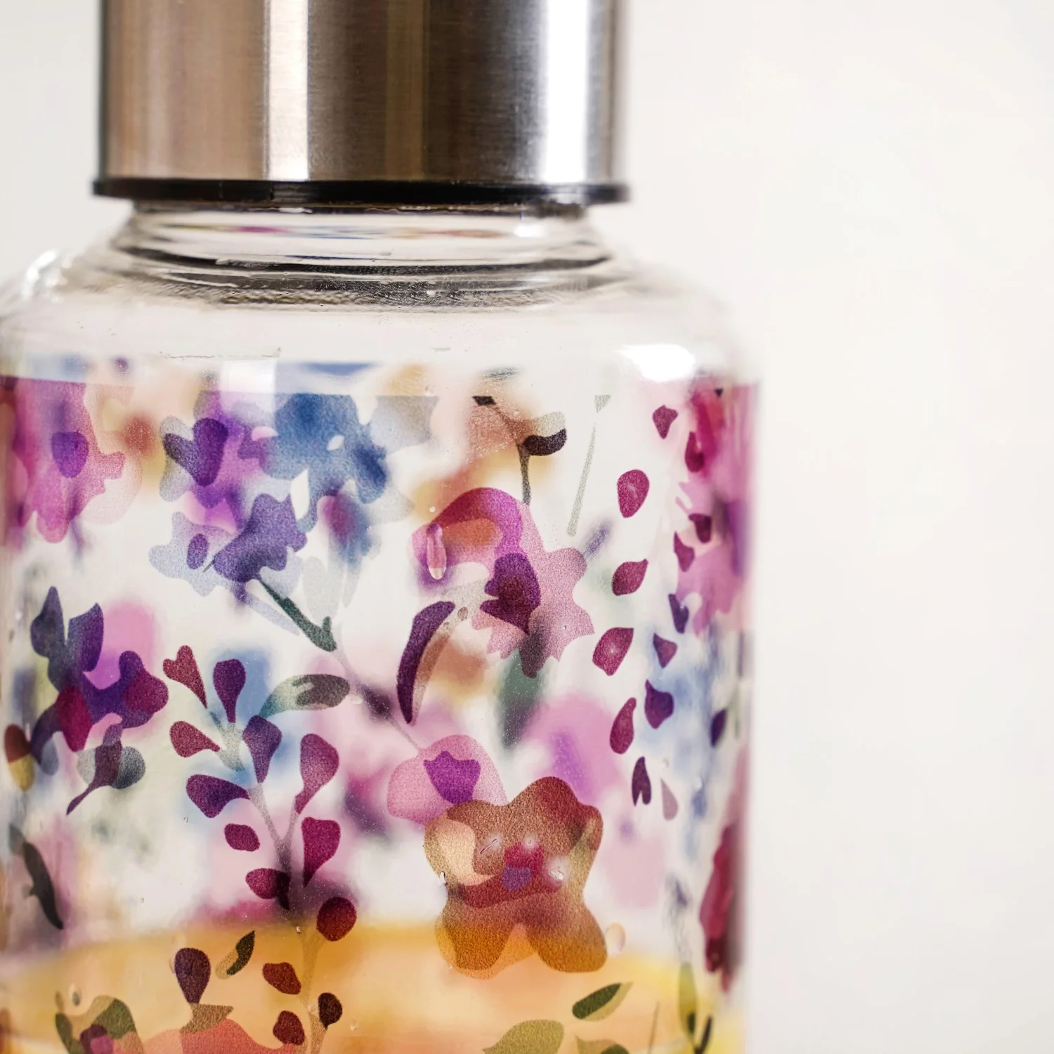 Garden Rose Large Glass Water Bottle 1000ml - Image 6