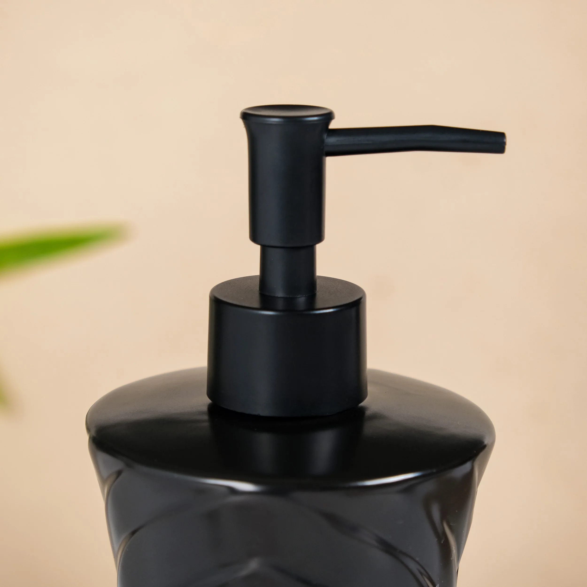 Geometric Design Liquid Dispenser Black 300ml - Image 8