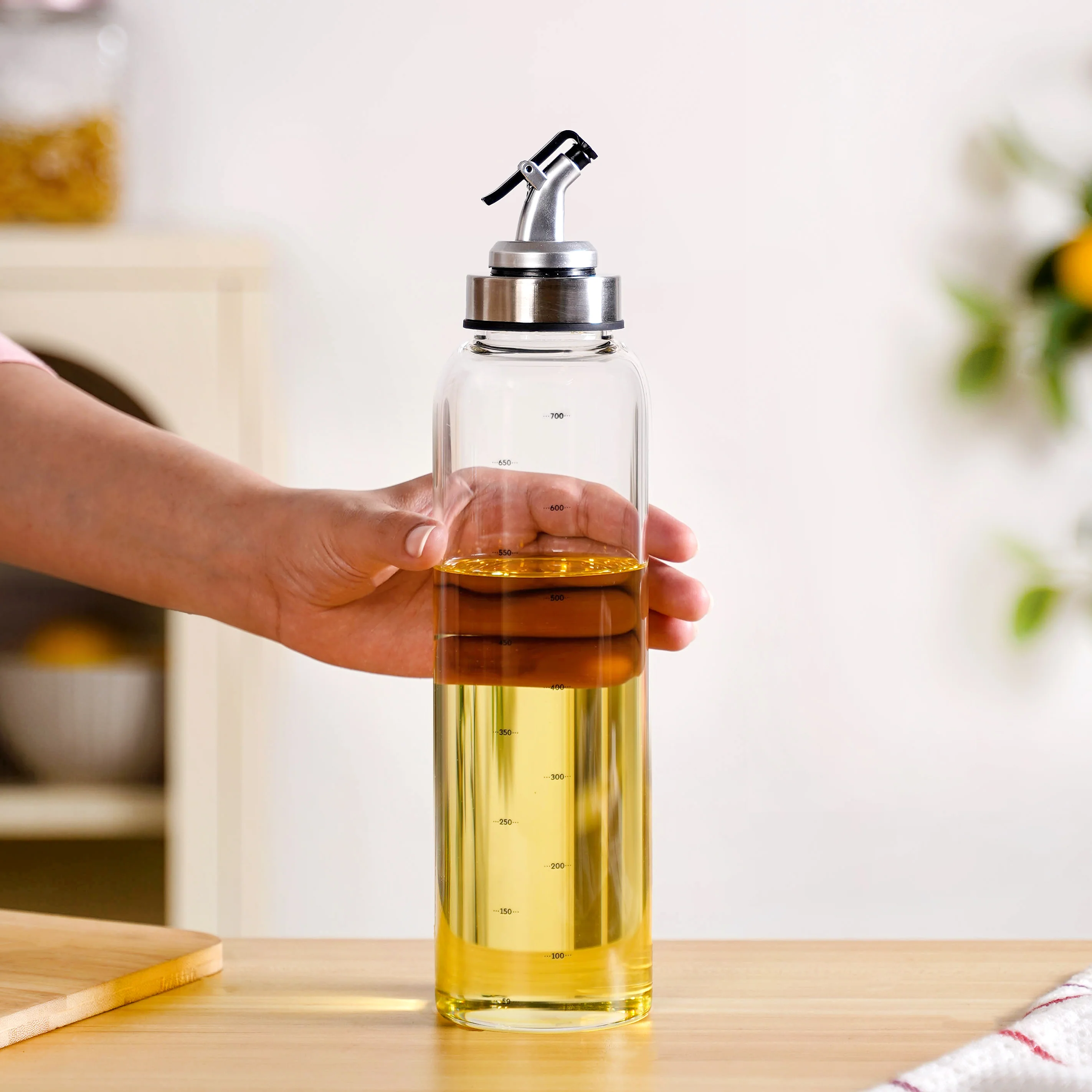 Glass Oil Dispenser Bottle With Measurement Marking 750ml - Image 3