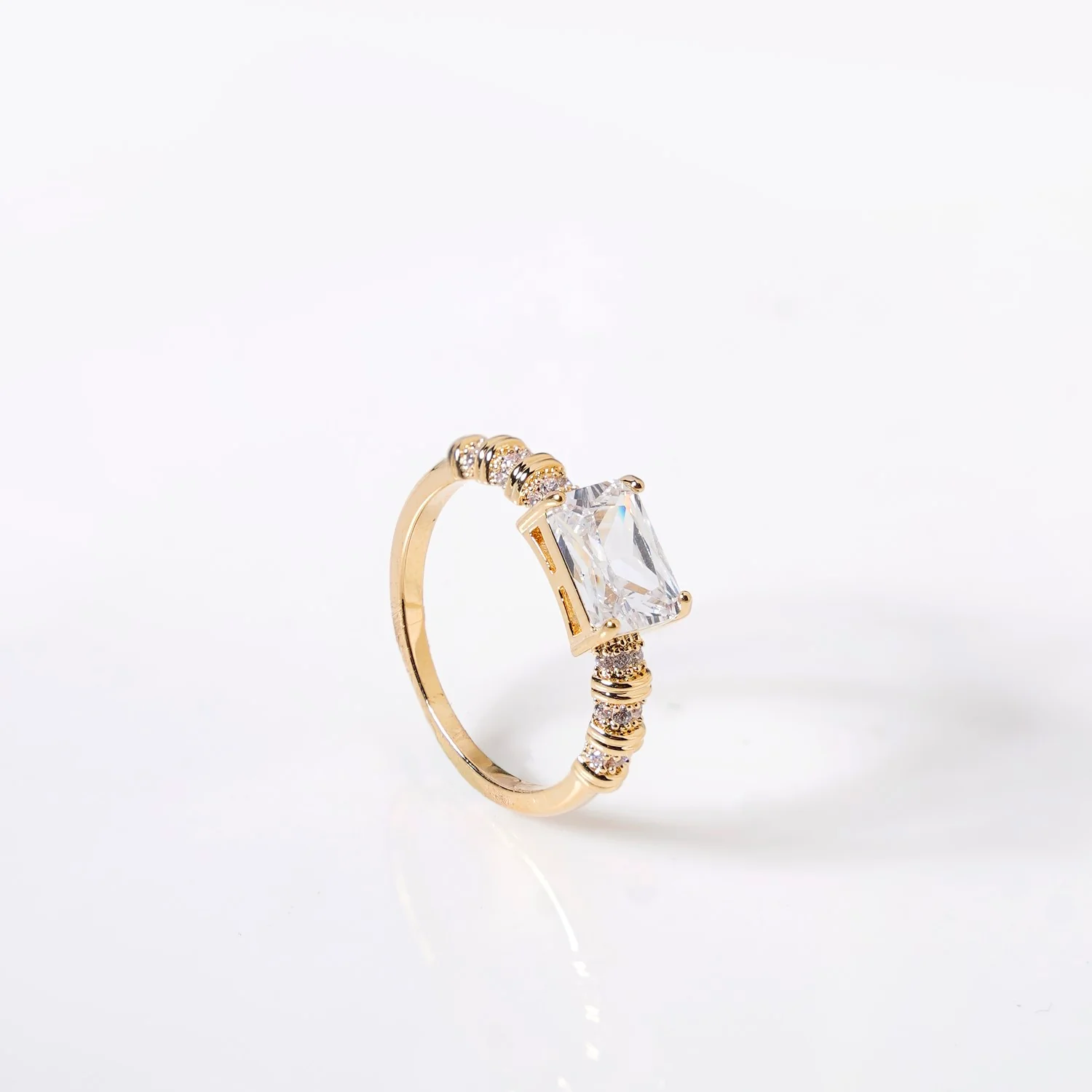 Gold Solitaire Stud Ring