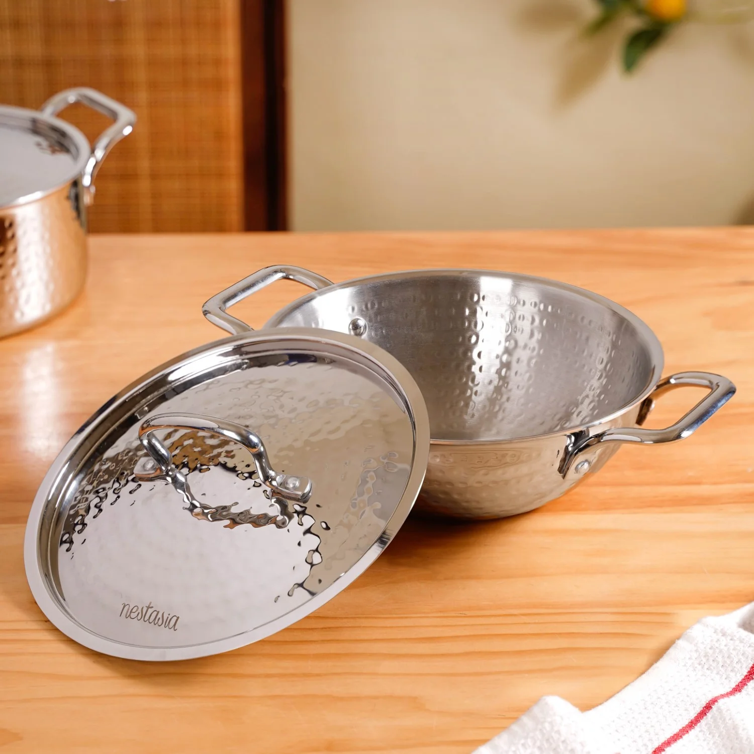 Hammered Tri Ply Induction Safe Stainless Steel Kadai With Lid 2250ml - Image 2