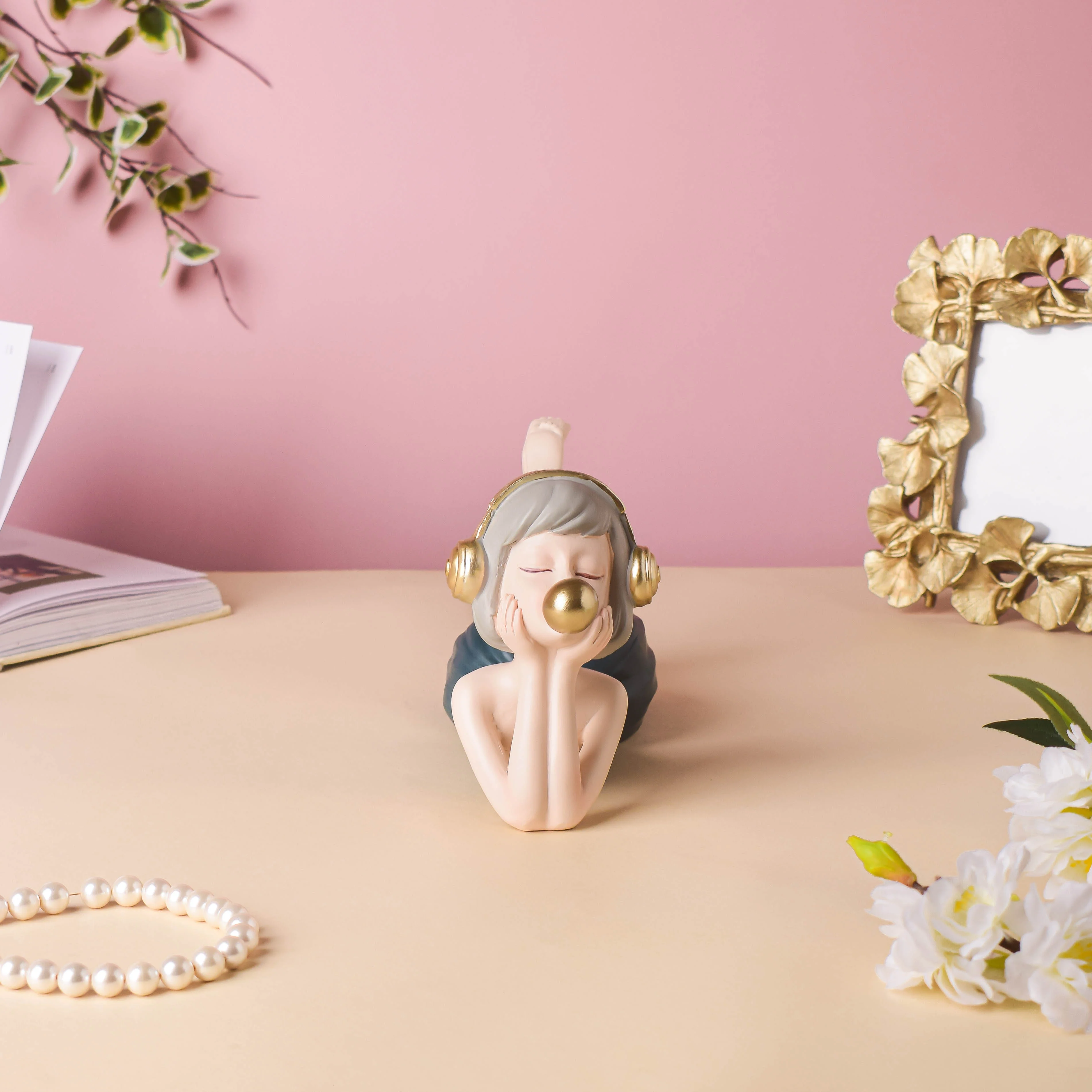 Headphone Girl Showpiece - Image 4