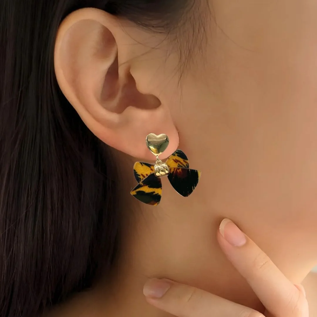 Heart And Bow Dangle Earrings - Image 2
