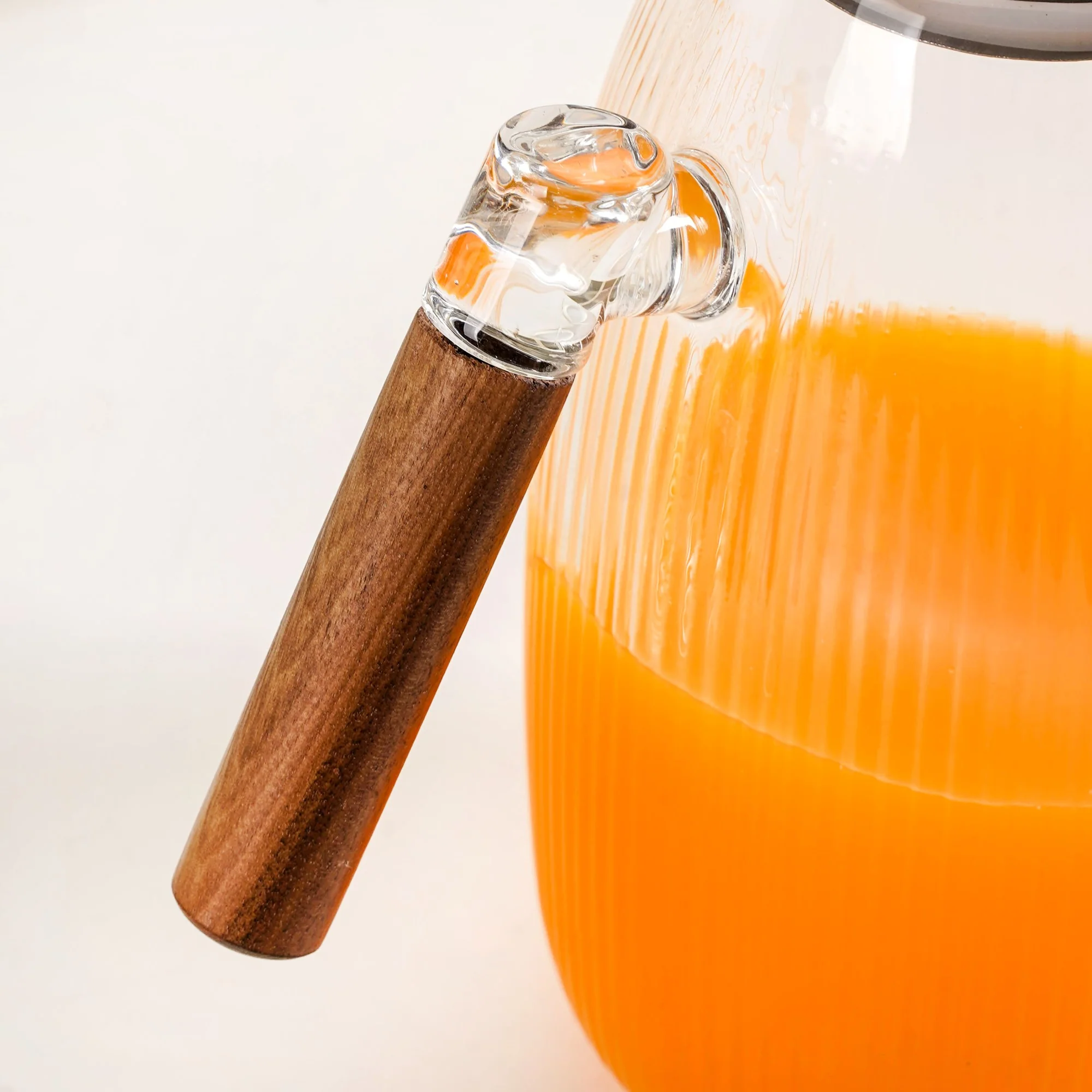 Heat Safe Borosilicate Glass Jug With Wooden Grip 2200ml - Image 6