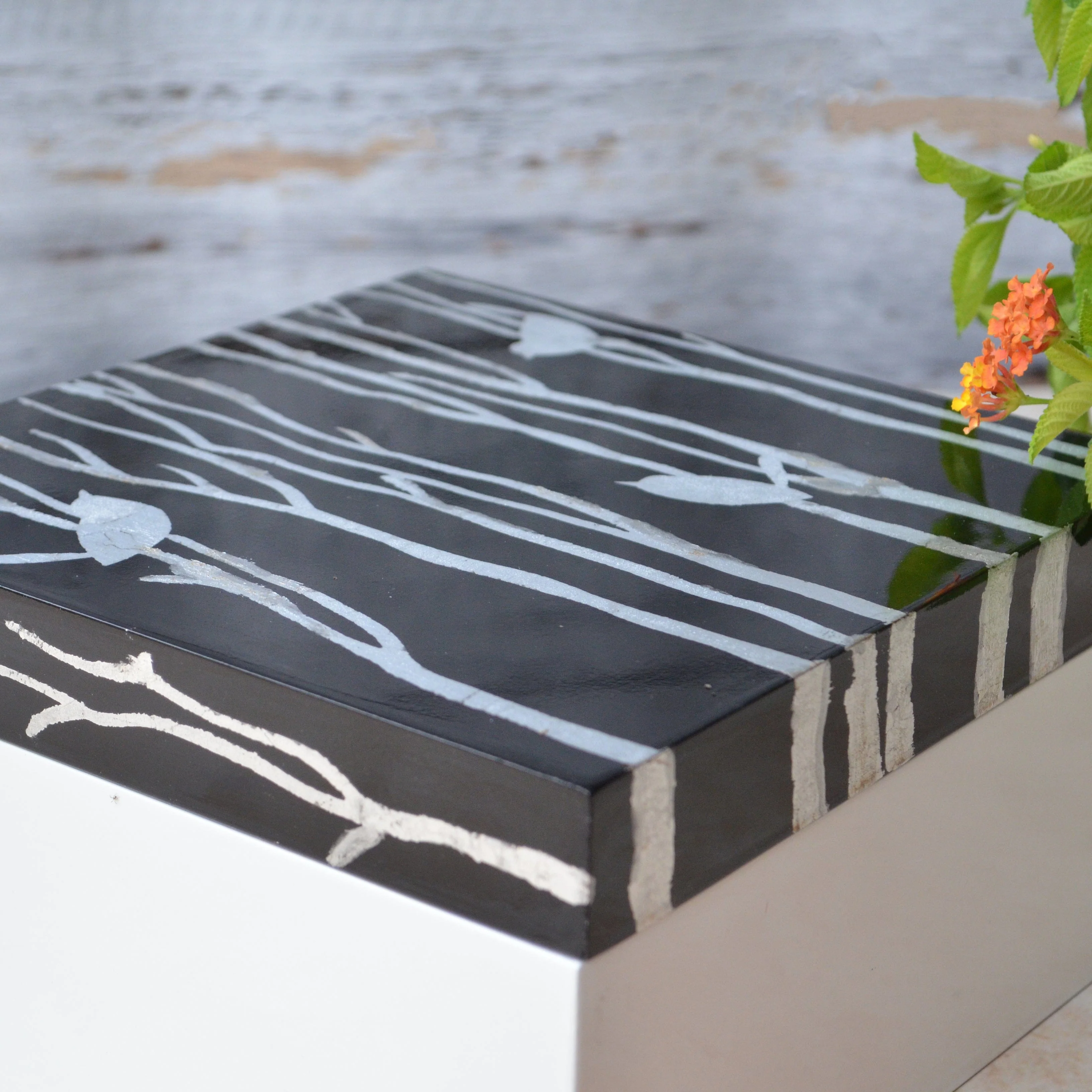 LACQUER box with bird design - black and white - Image 5