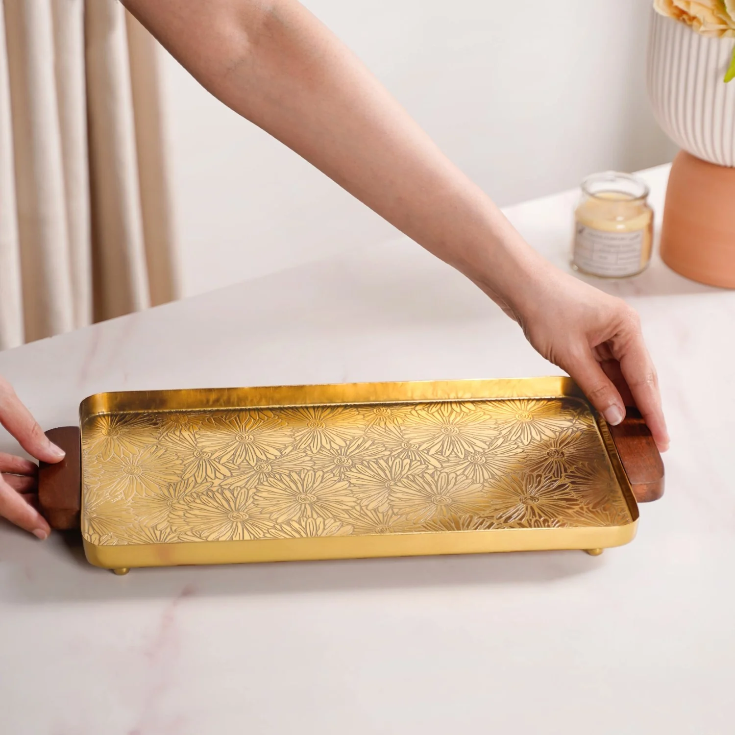Large Daisy Embossed Metal Tray With Mango Wood Handles - Image 3