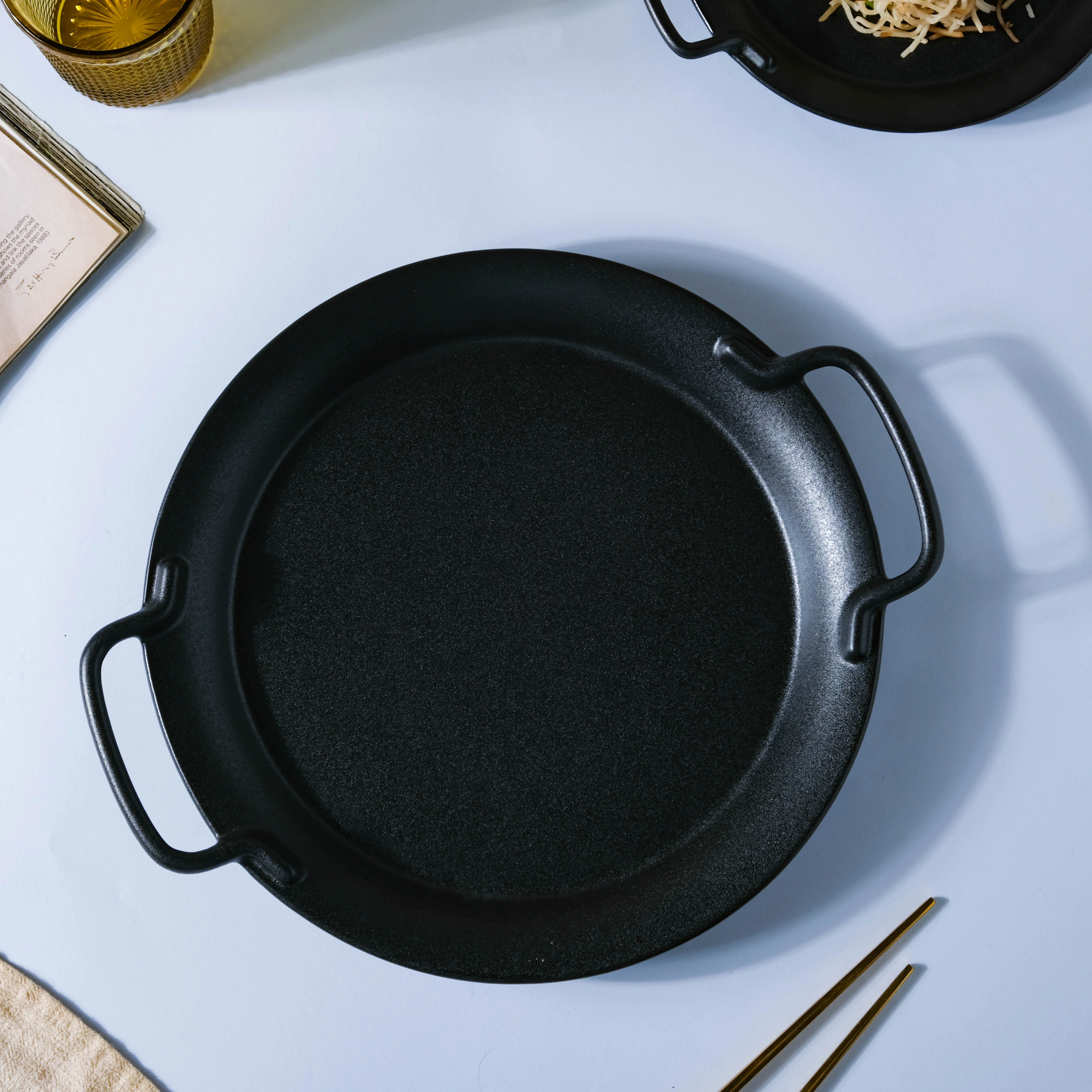 Large Round Baking Tray With Handle - Image 6