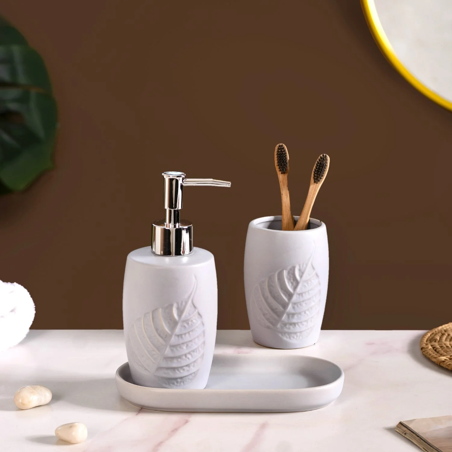 Leaf Ceramic Bathroom Set of 3 With Tray Light Grey - Image 2