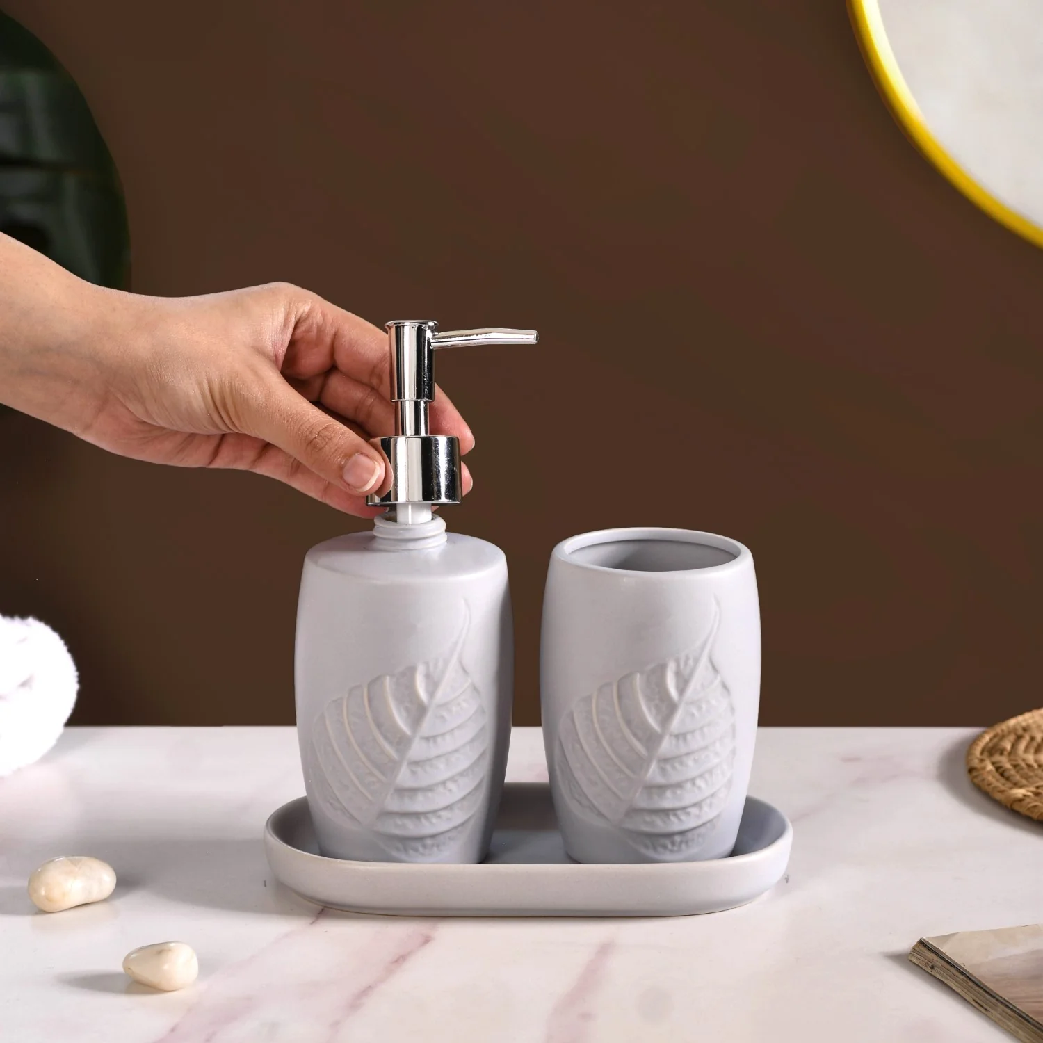 Leaf Ceramic Bathroom Set of 3 With Tray Light Grey - Image 3
