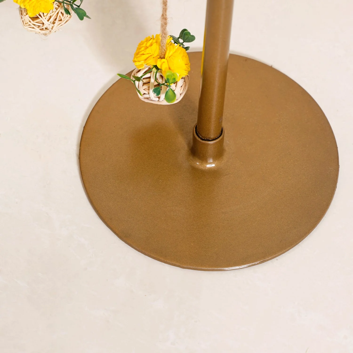Luxurious Gold Backdrop Frame With Flower Decor 36 Inch - Image 10