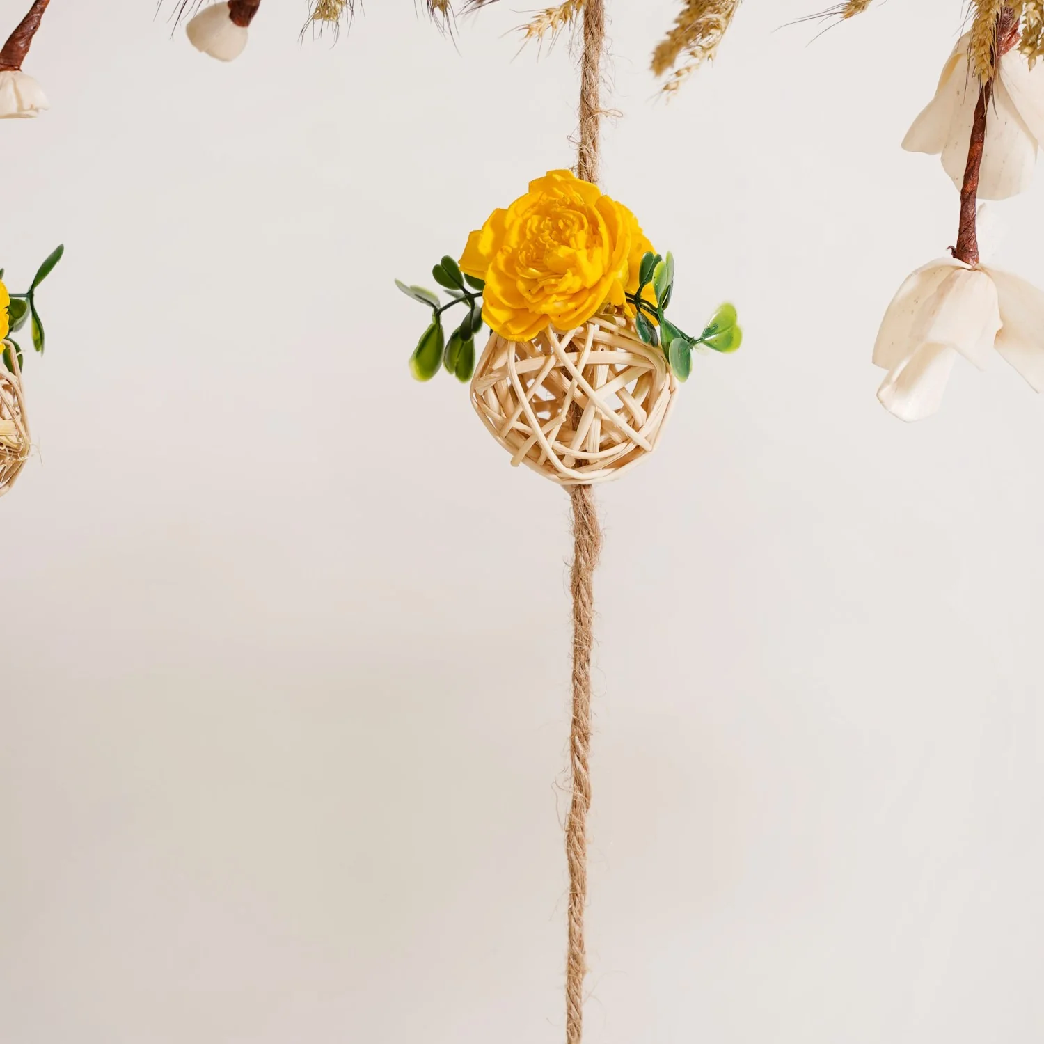 Luxurious Gold Backdrop Frame With Flower Decor 36 Inch - Image 9