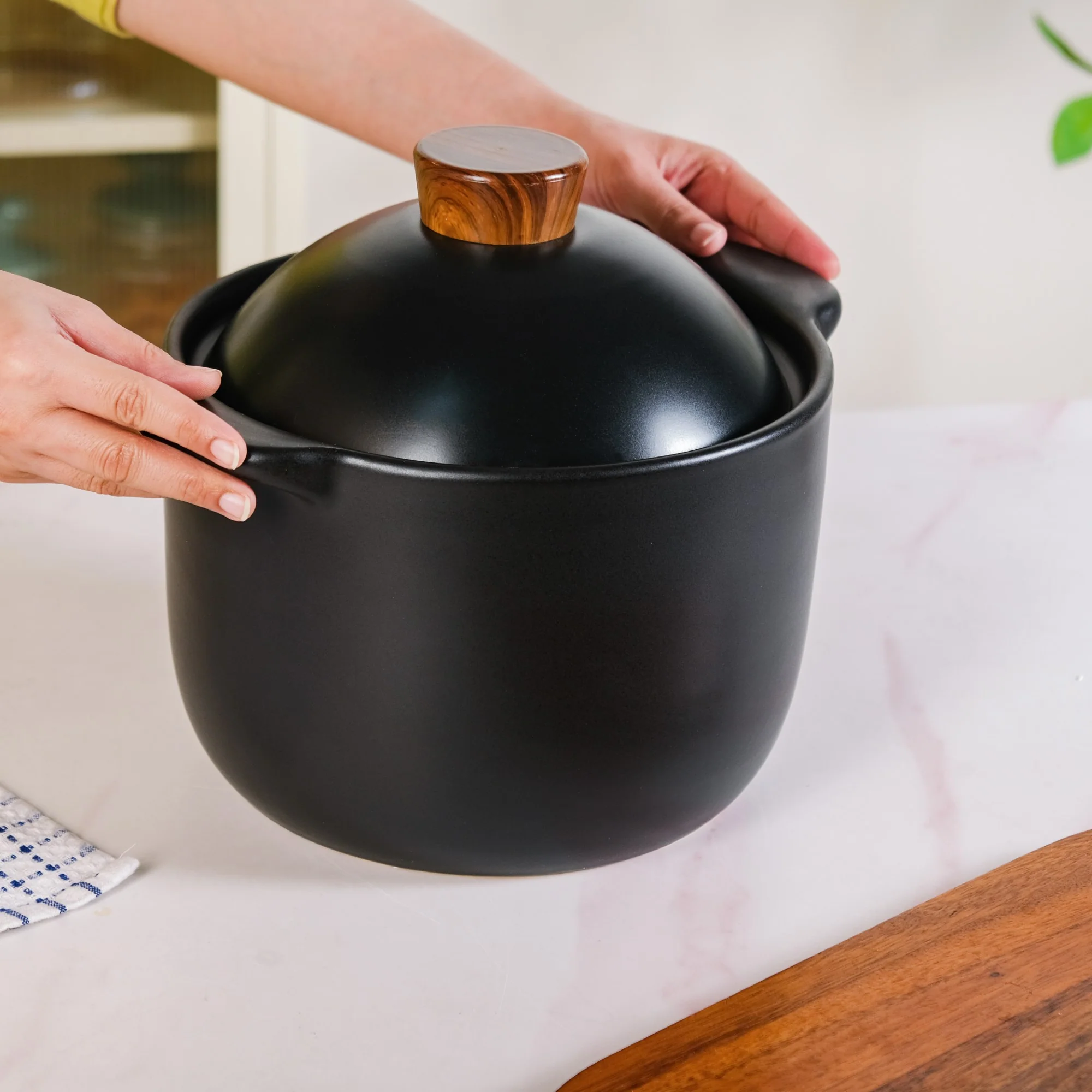 Maison Black Glazed Cooking Pot With Lid 5800ml - Image 2