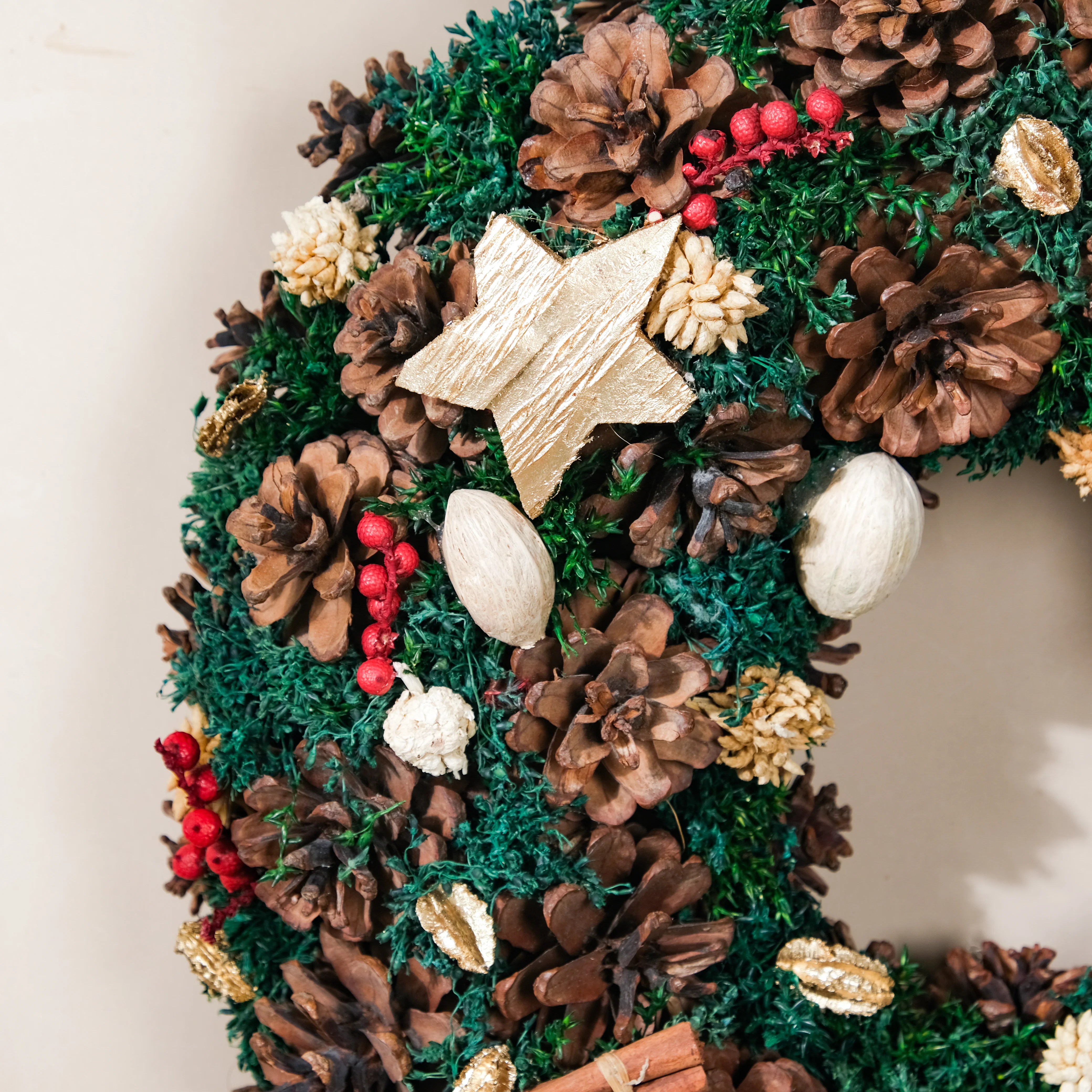 Merry Christmas Wreath Of Pinecones And Berries 13 Inch - Image 5