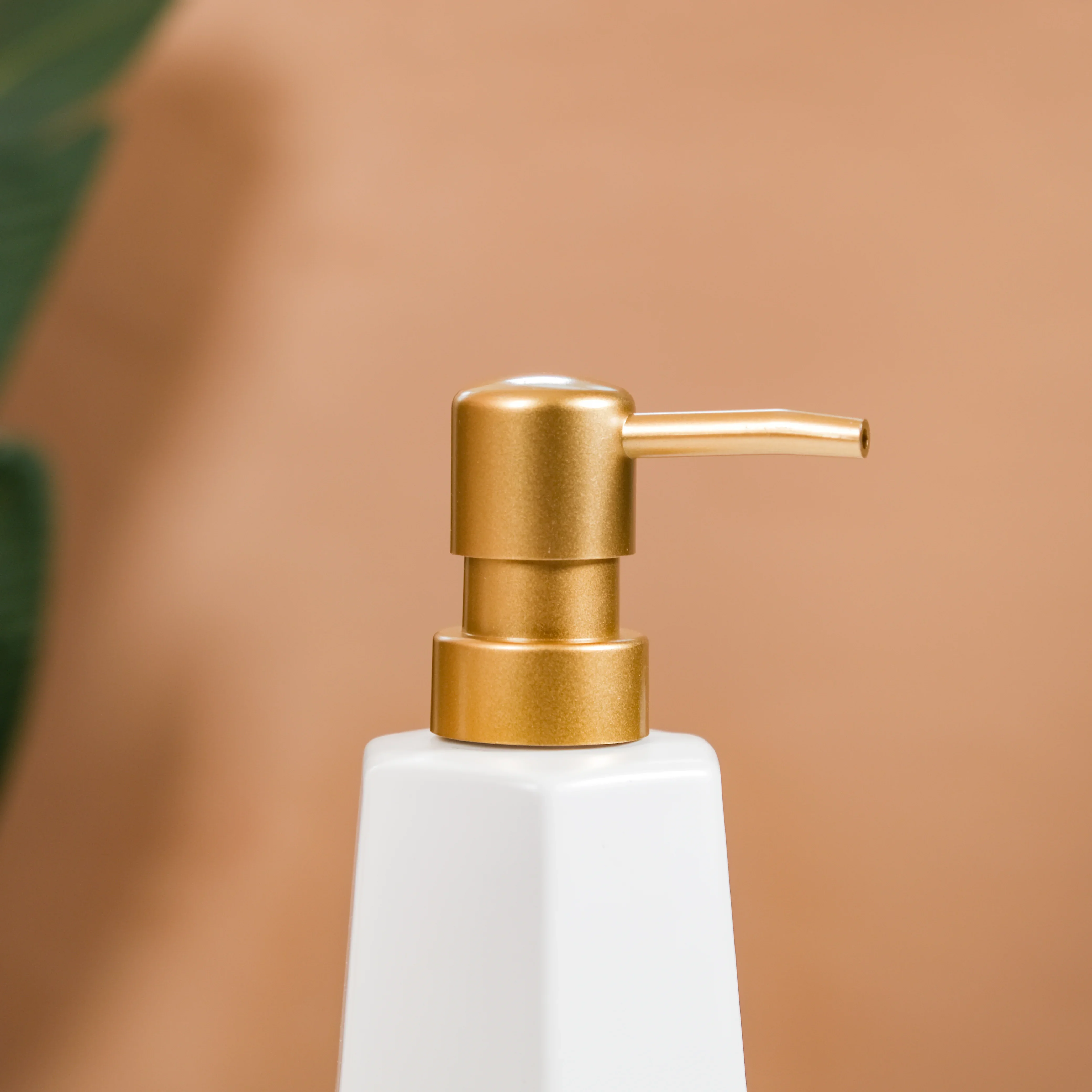 Modern Bathroom Accessories Set Of 3 - Image 9