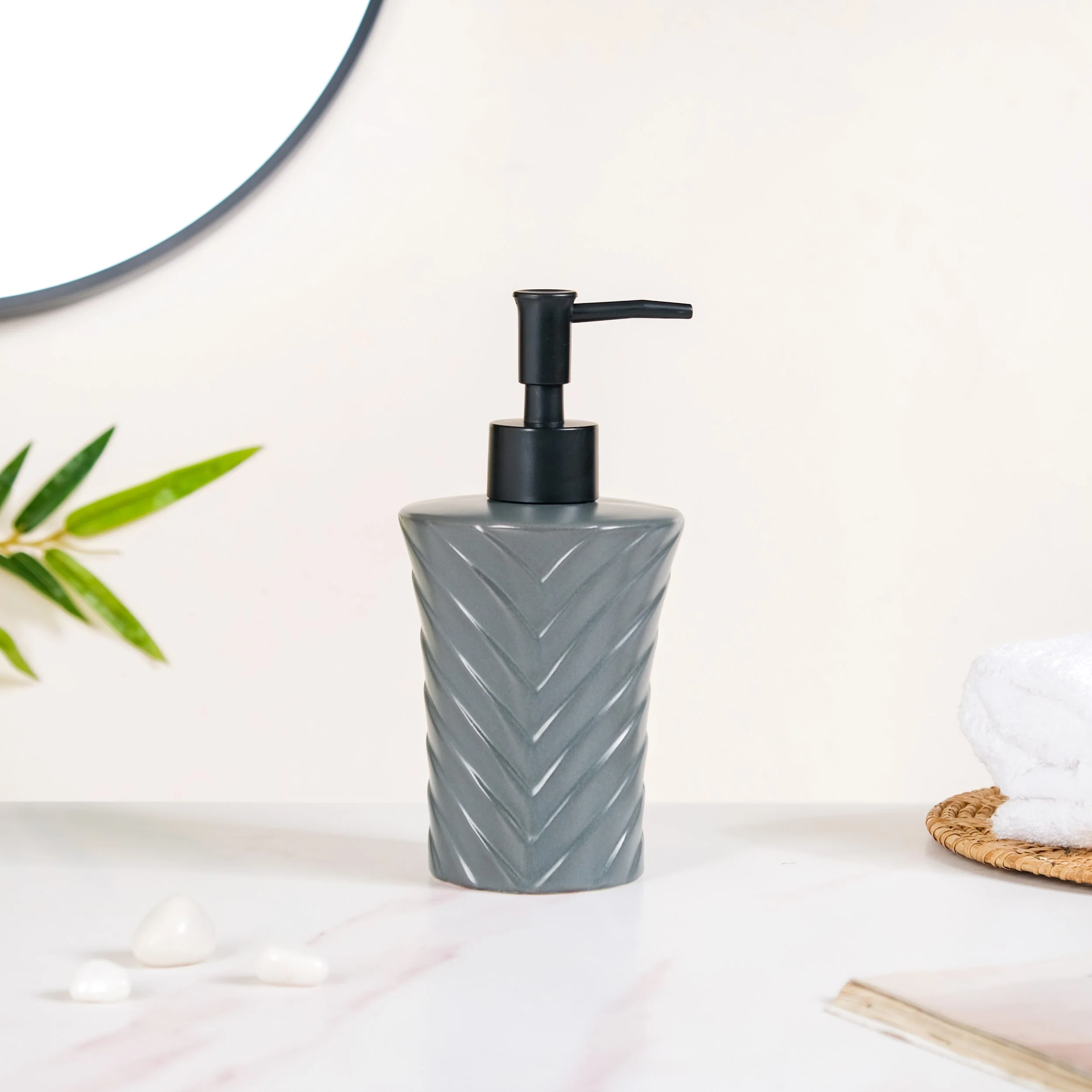 Modern Zigzag Soap Dispenser Grey 300ml - Image 8