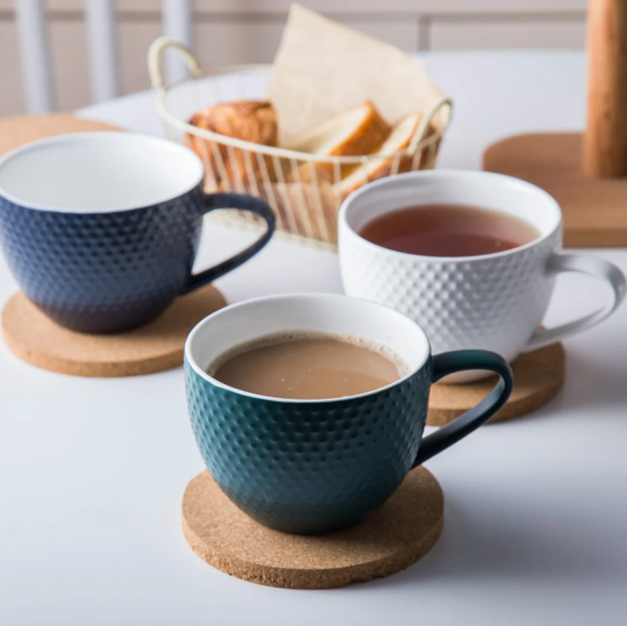 MAGNIFIQUE textured mug with cork coaster - white - Image 4